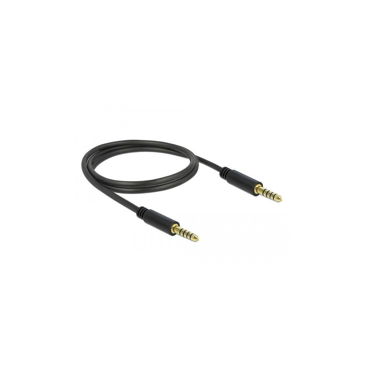 Schwarzes Audiokabel mit goldfarbenen Steckern. Gebogene Form, auf weißem Hintergrund. Isoliertes Produktbild.