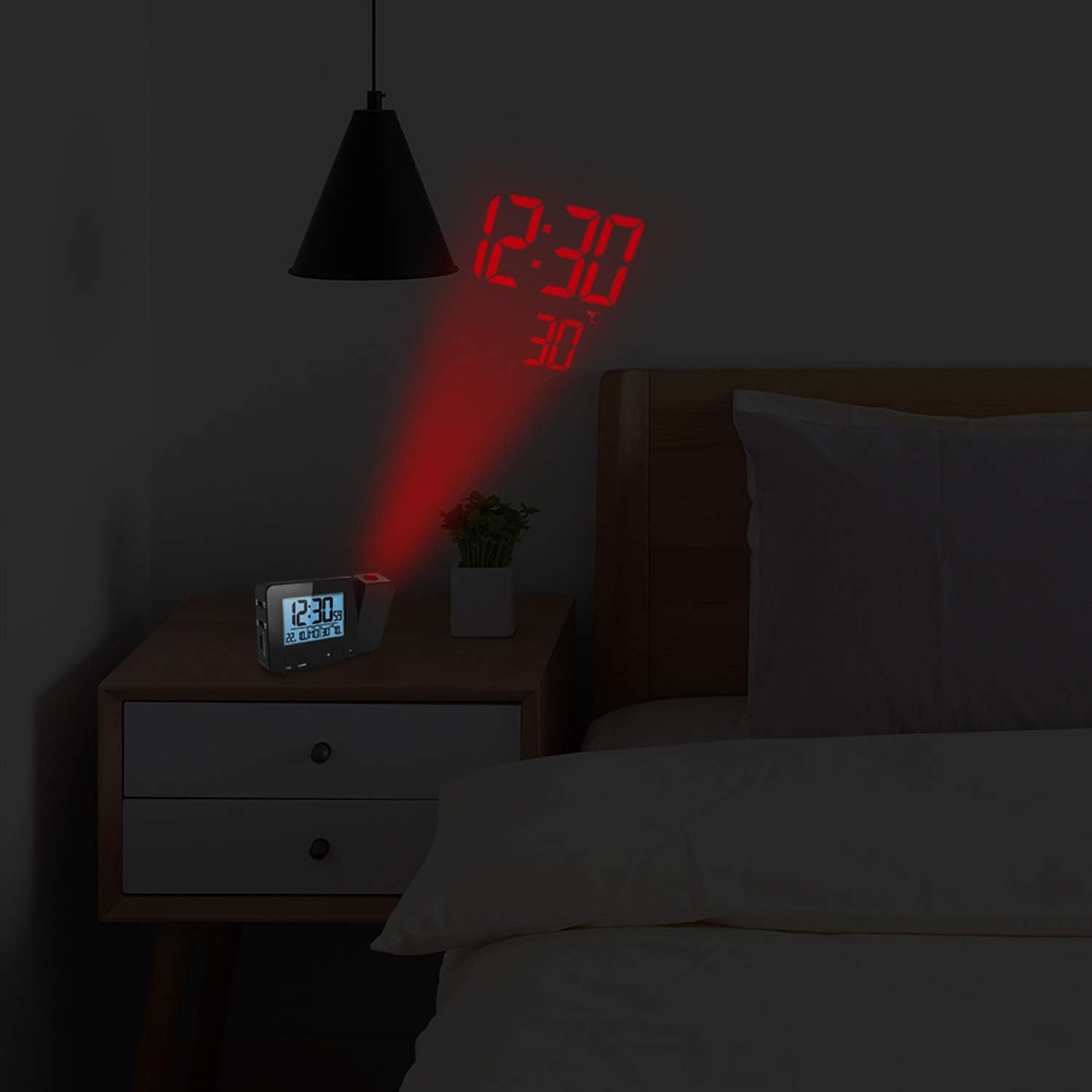 Schlafzimmer bei Nacht, rote Ziffern der Uhrzeit werden von einem Wecker an die Wand projiziert.