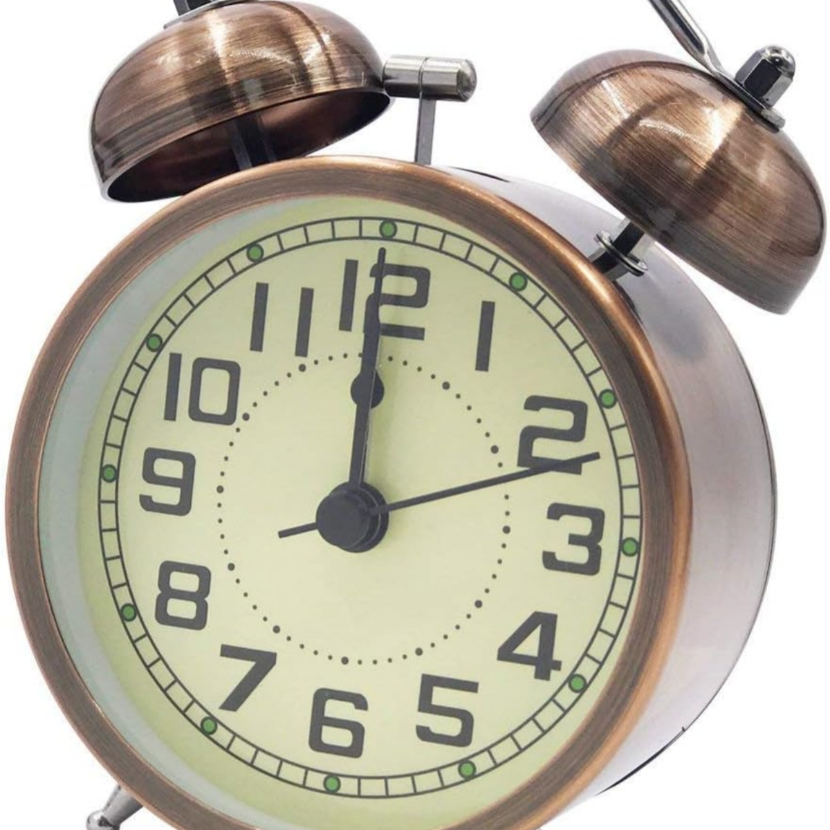 Eine Vintage-Uhr mit Kupferrahmen, Zeigern auf 12 und zwei Glocken oben.