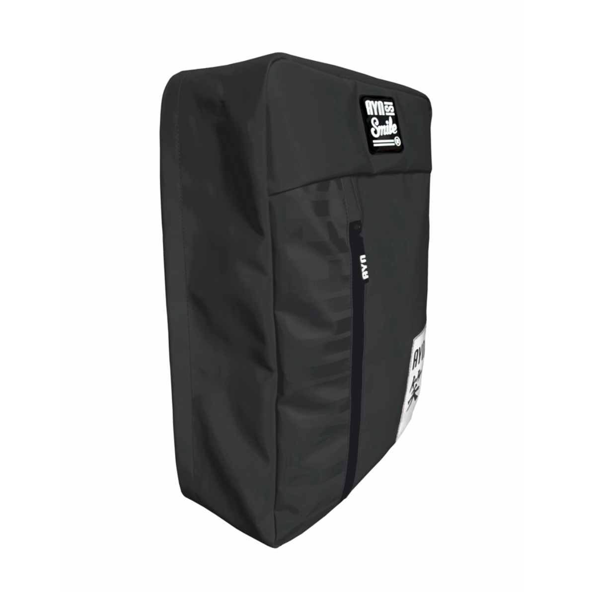 Mochila negra con un bolsillo lateral y un parche con logo blanco en el lateral.