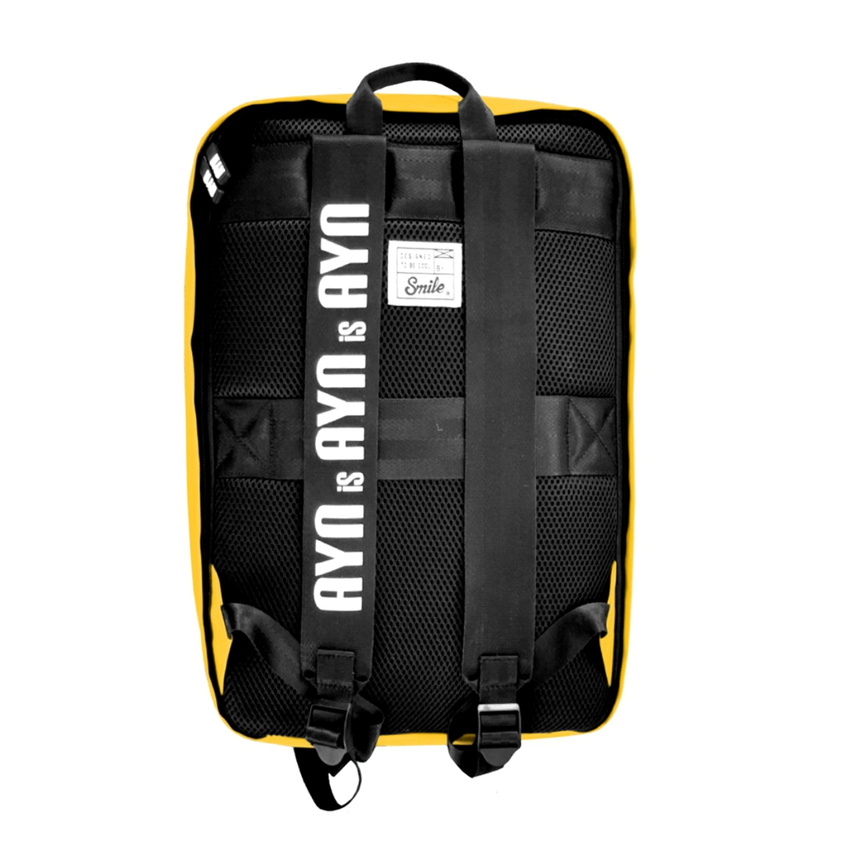 Una mochila amarilla con las palabras 'AYA is AYN' en blanco en las correas.
