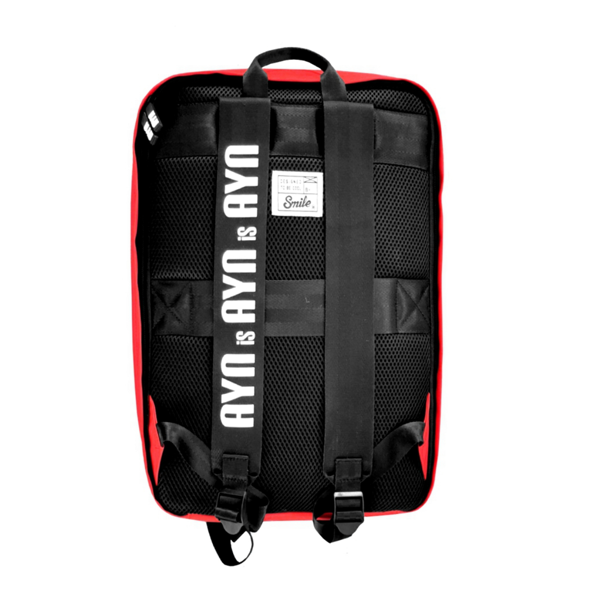 Mochila con bordes rojos, correas negras y el texto 'AYN is AYN' en blanco, sobre un fondo blanco.