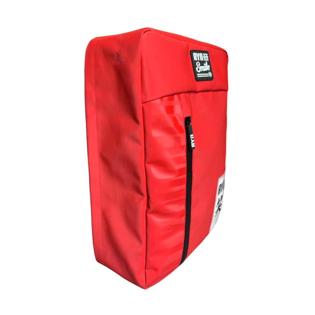 Mochila roja con logo blanco y cremallera negra.