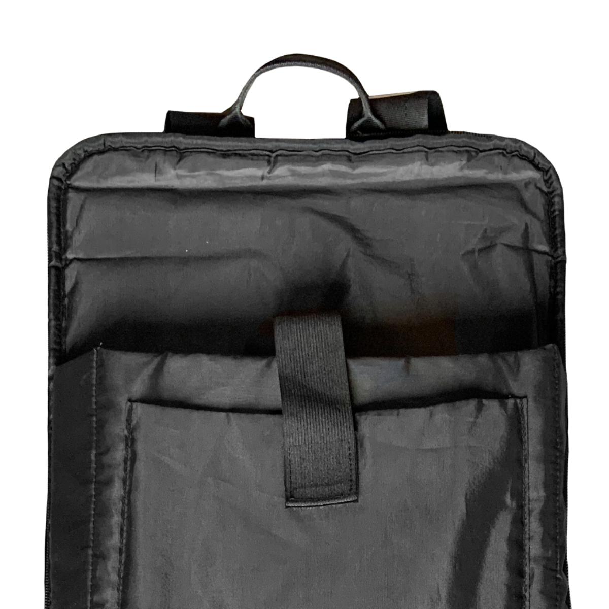 Una bolsa negra con cremallera y una correa en el interior.
