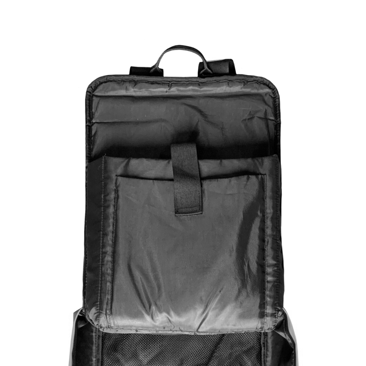 El interior de una mochila negra, que muestra un compartimento grande y un bolsillo más pequeño con una correa.