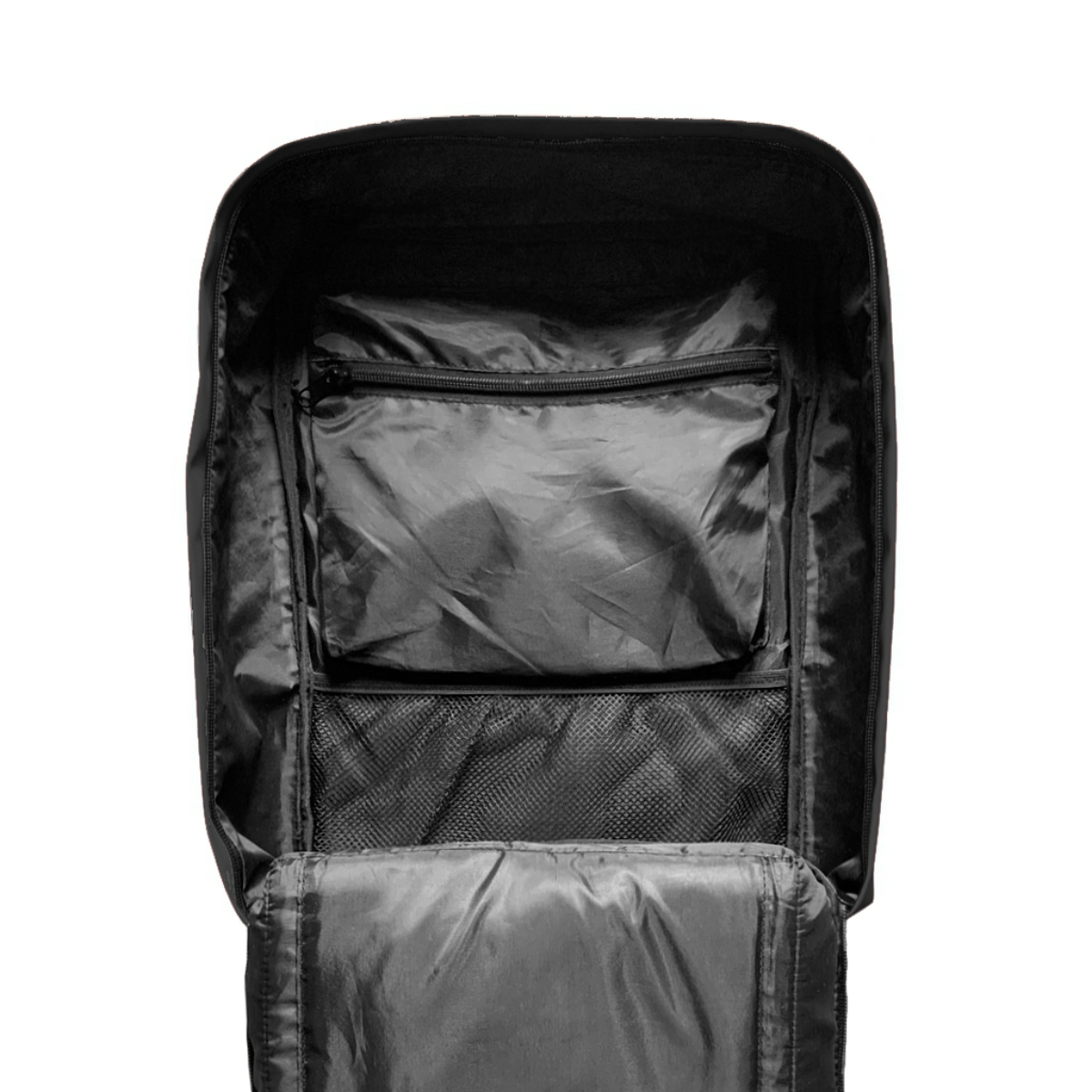 Interior de mochila negra con múltiples compartimentos. Un bolsillo de malla es visible abajo.