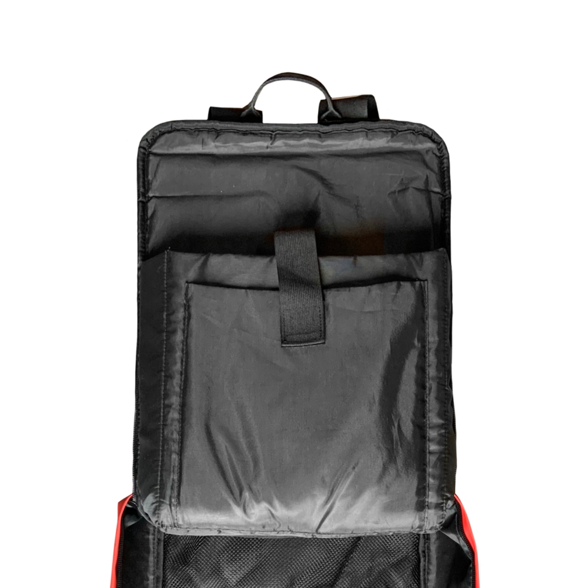 Interior de mochila negra abierta, con borde rojo, sobre fondo blanco.