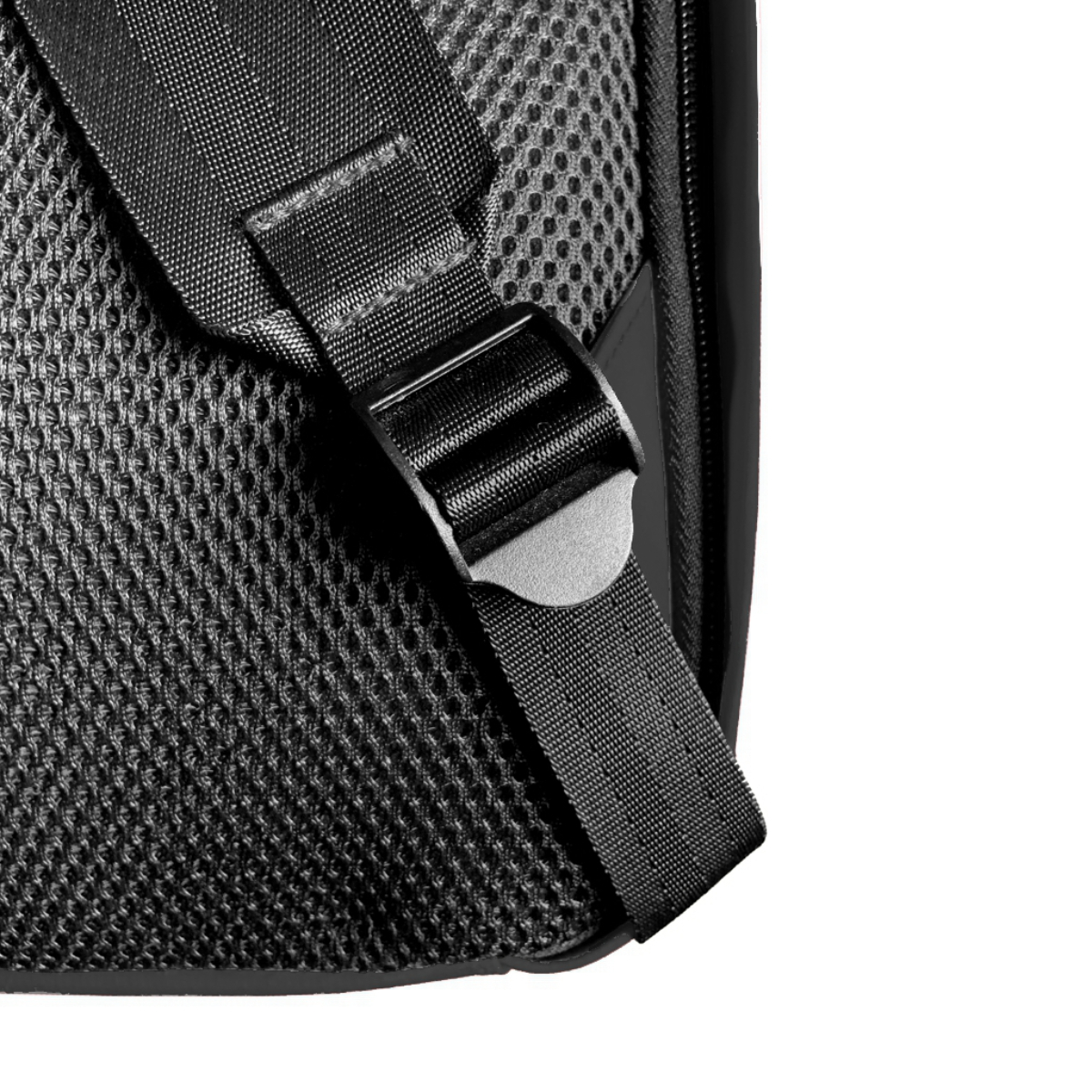 Una correa de mochila negra con una hebilla, de cerca contra una espalda de malla.