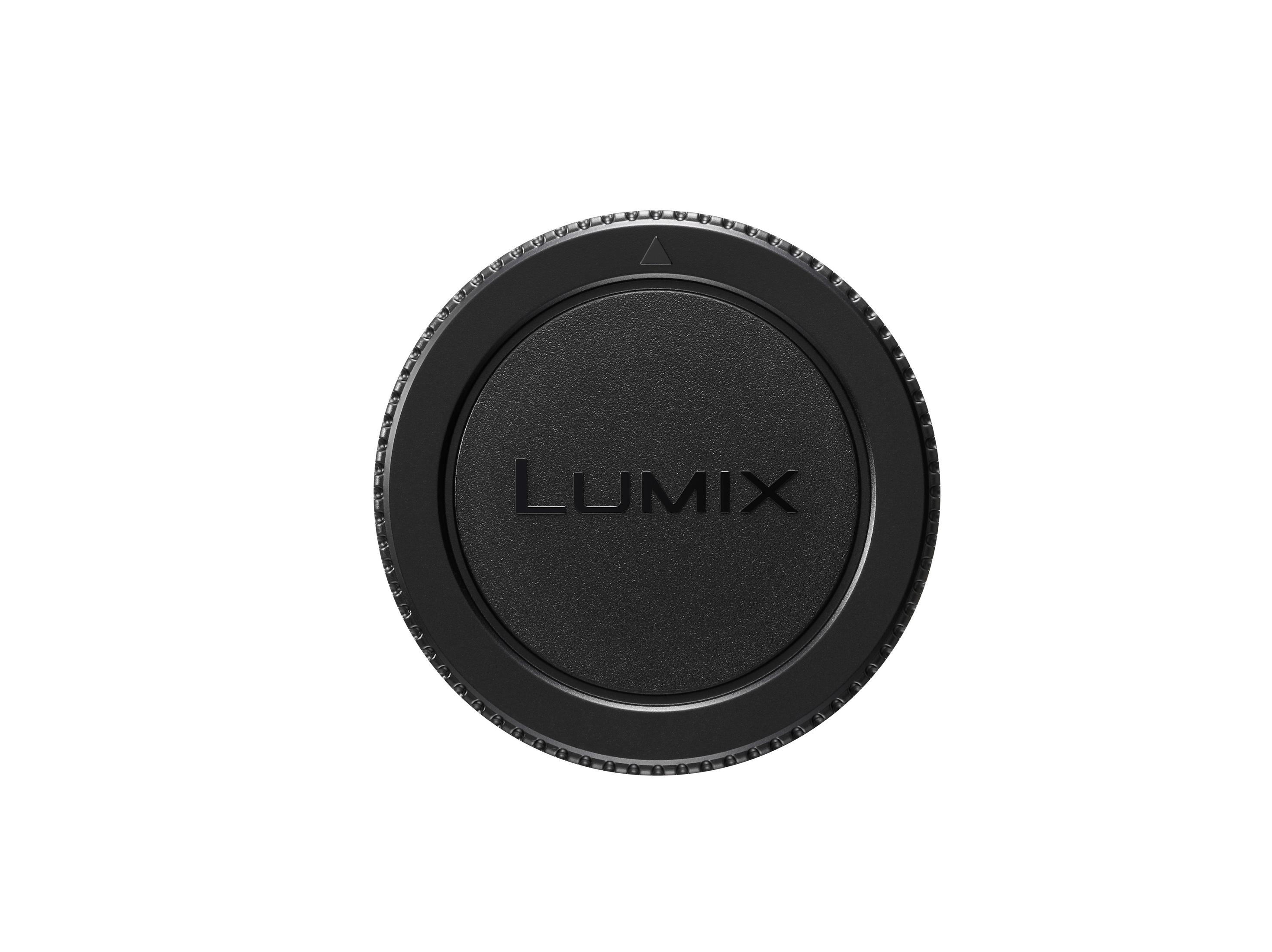 Un copriobiettivo nero con scritto 'LUMIX'.