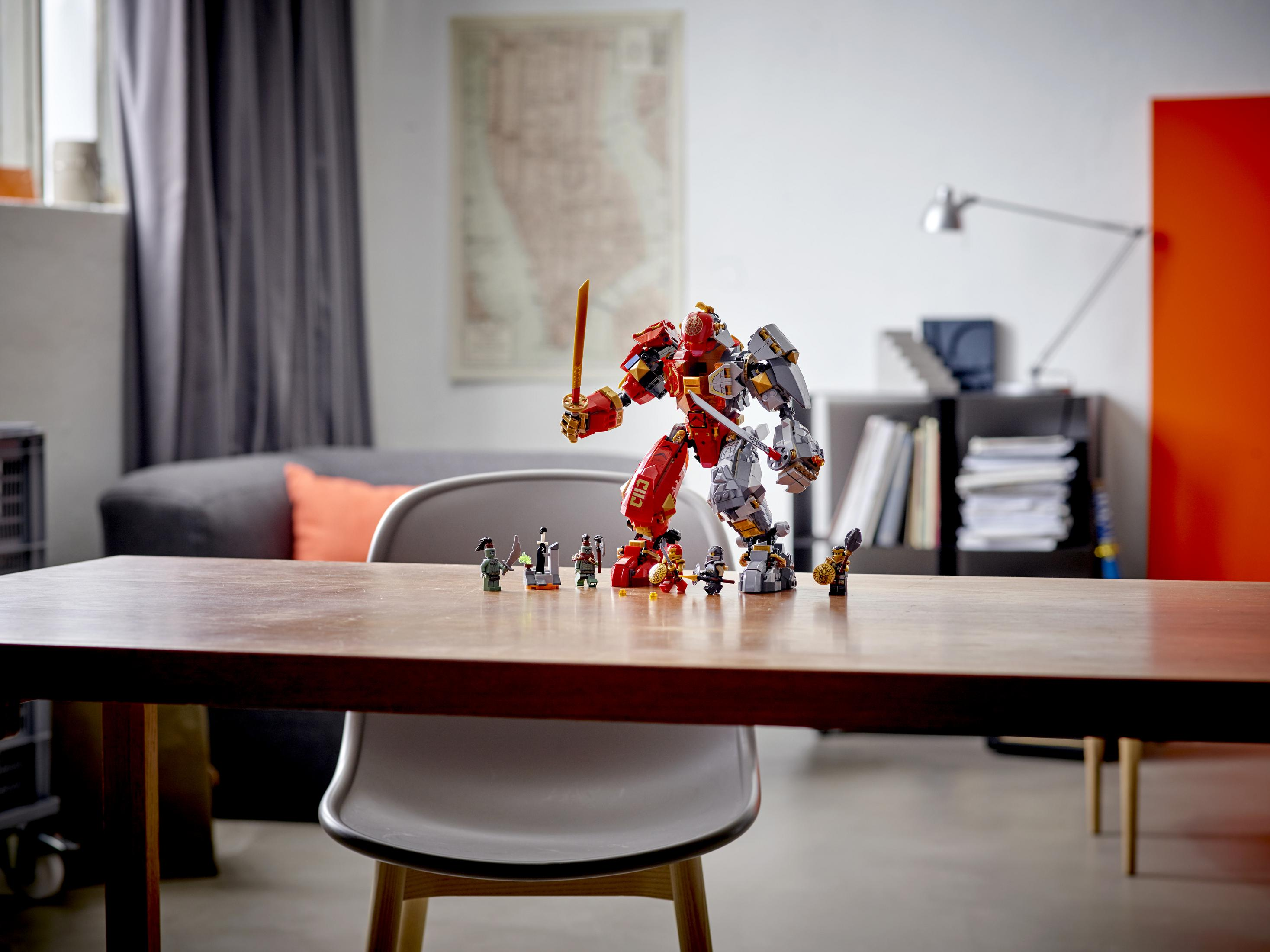 Ein Lego-Set mit Figuren auf einem Tisch. Ein roter und grauer Roboter ist zu sehen.