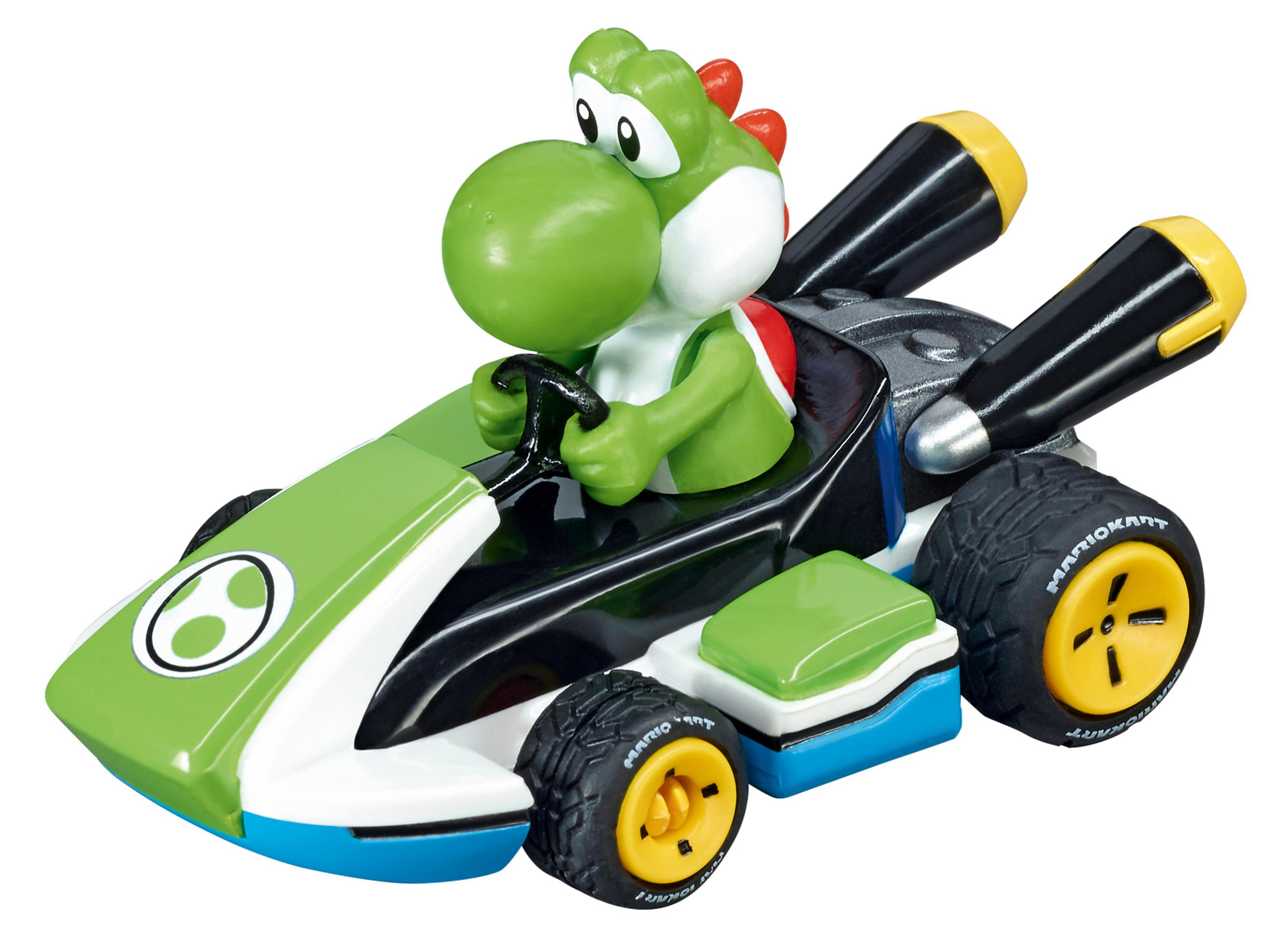 Yoshi en un coche de juguete Mario Kart verde y blanco. Ruedas amarillas, paneles laterales negros y una concha roja.