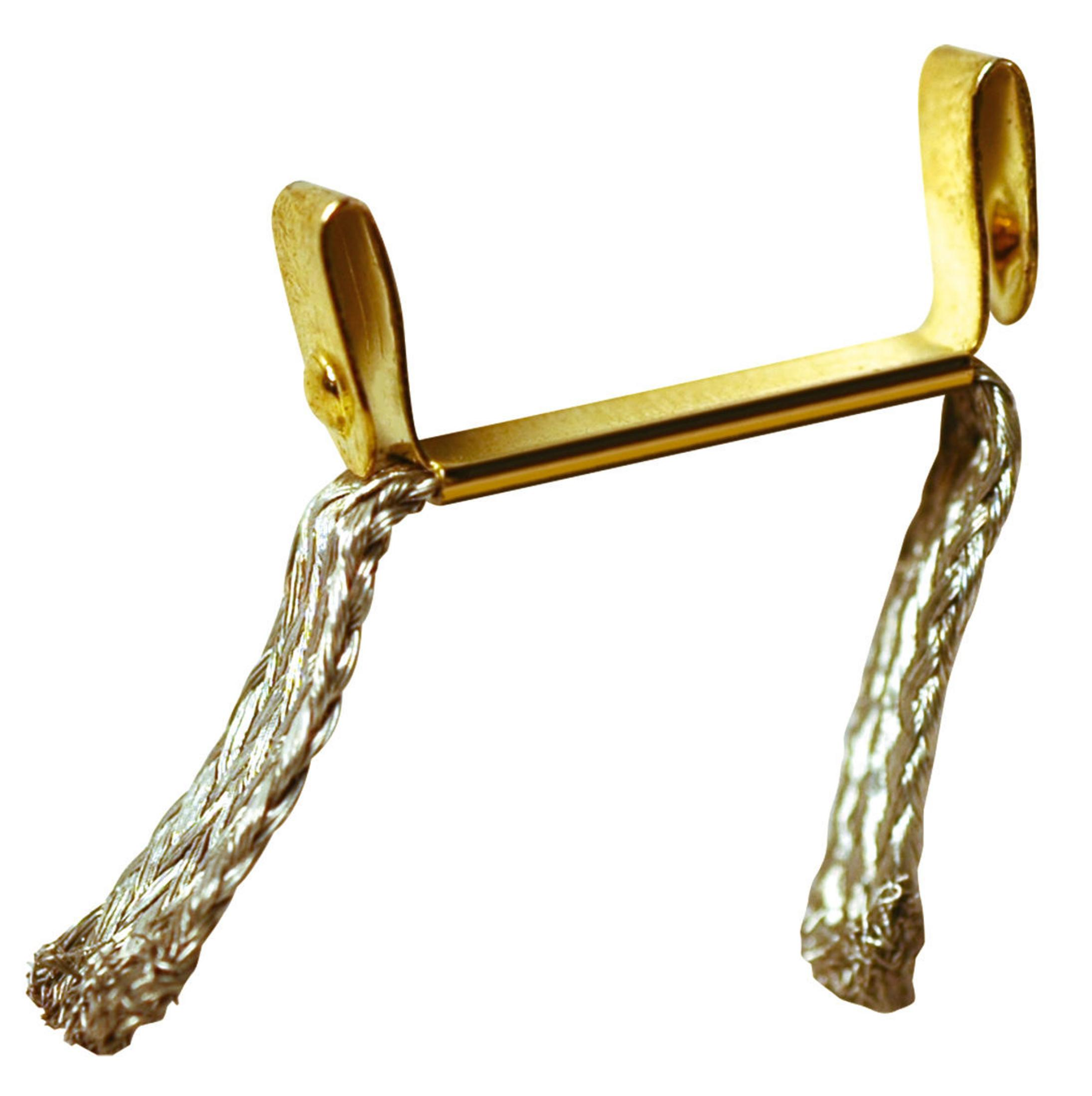 Ein goldfarbener Metallclip mit zwei Enden und silbernen geflochtenen Kordeln.