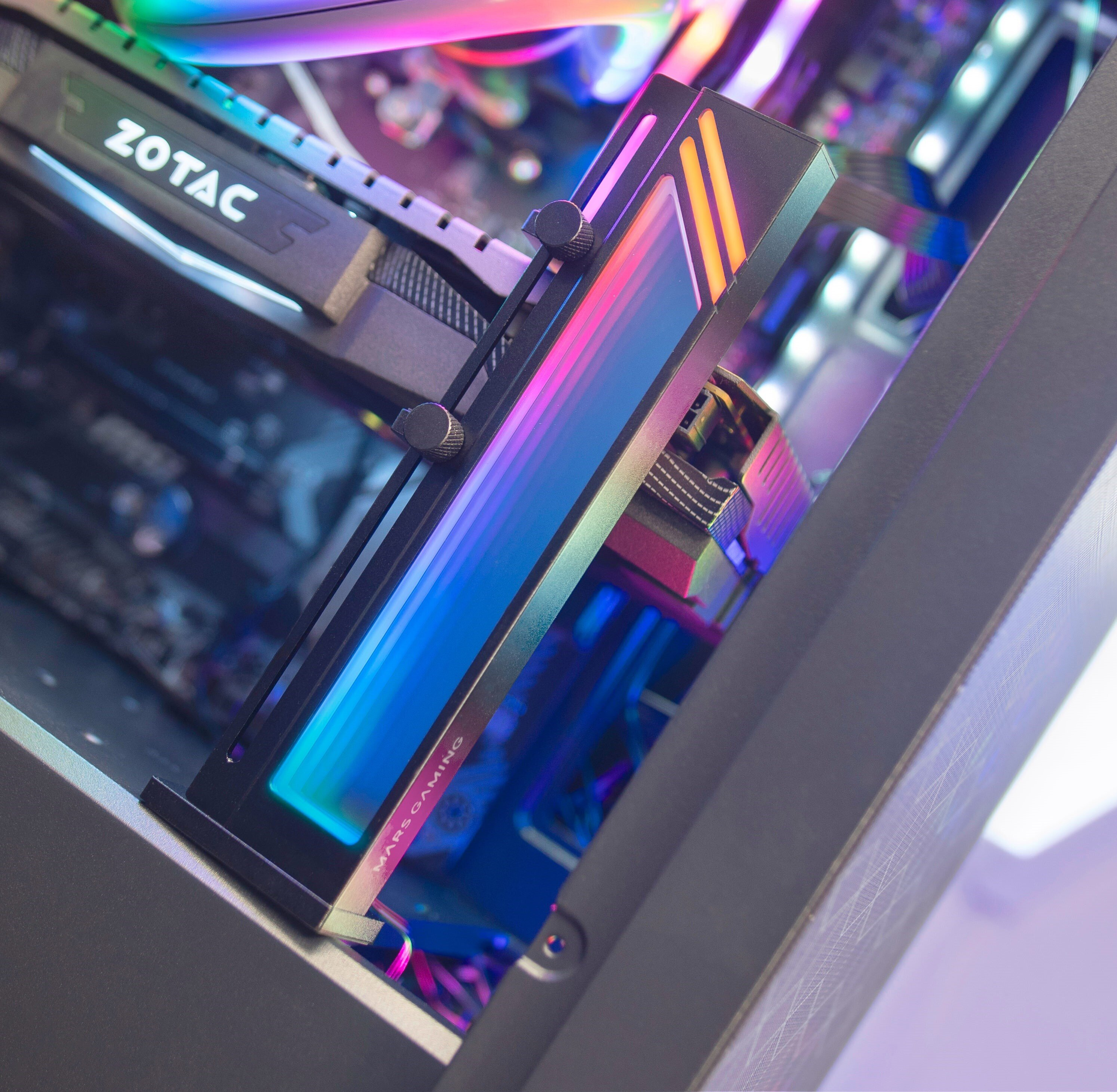 Primer plano de un componente de computadora con luces coloridas dentro de una caja.