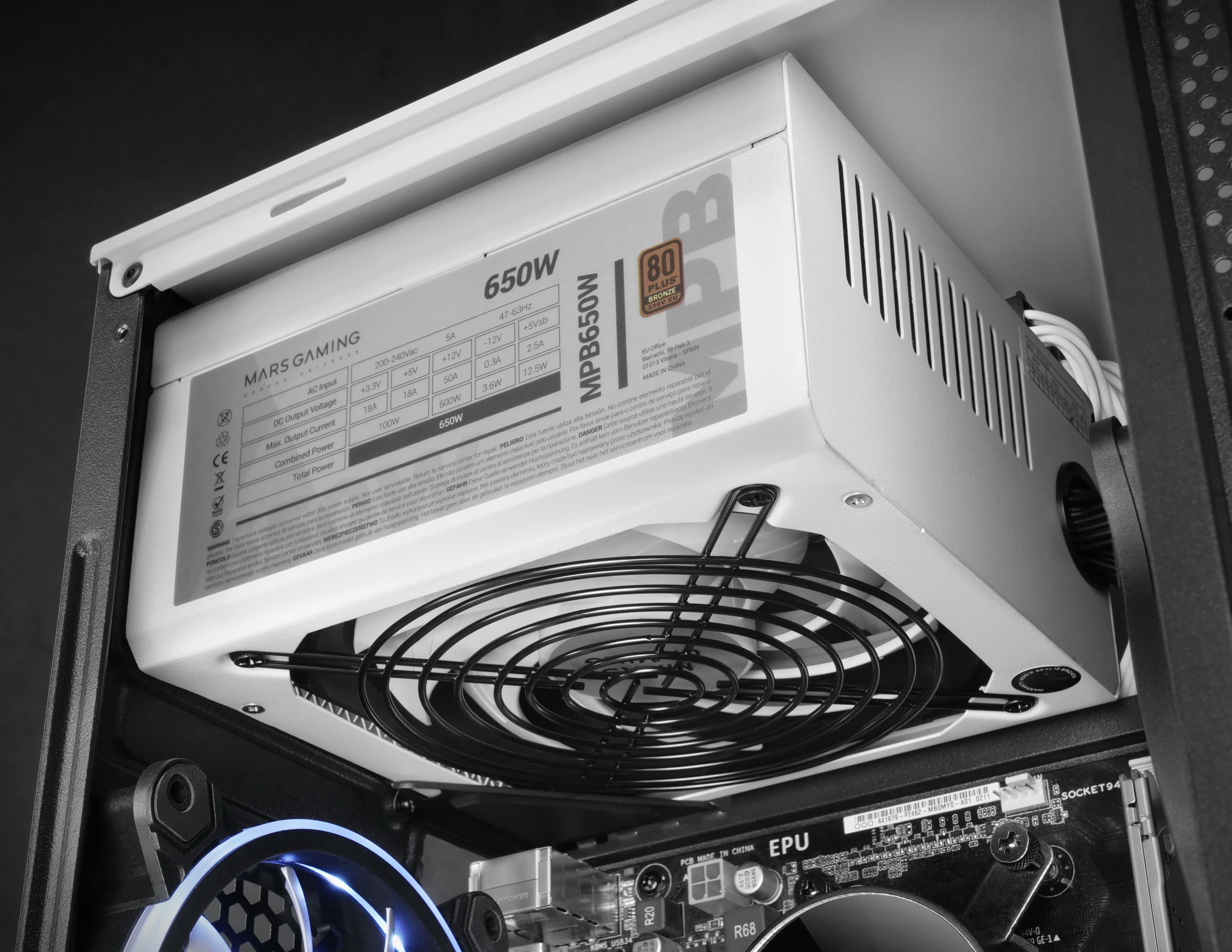 Biały zasilacz oznaczony 650W, wewnątrz obudowy komputera, z widocznym wentylatorem.