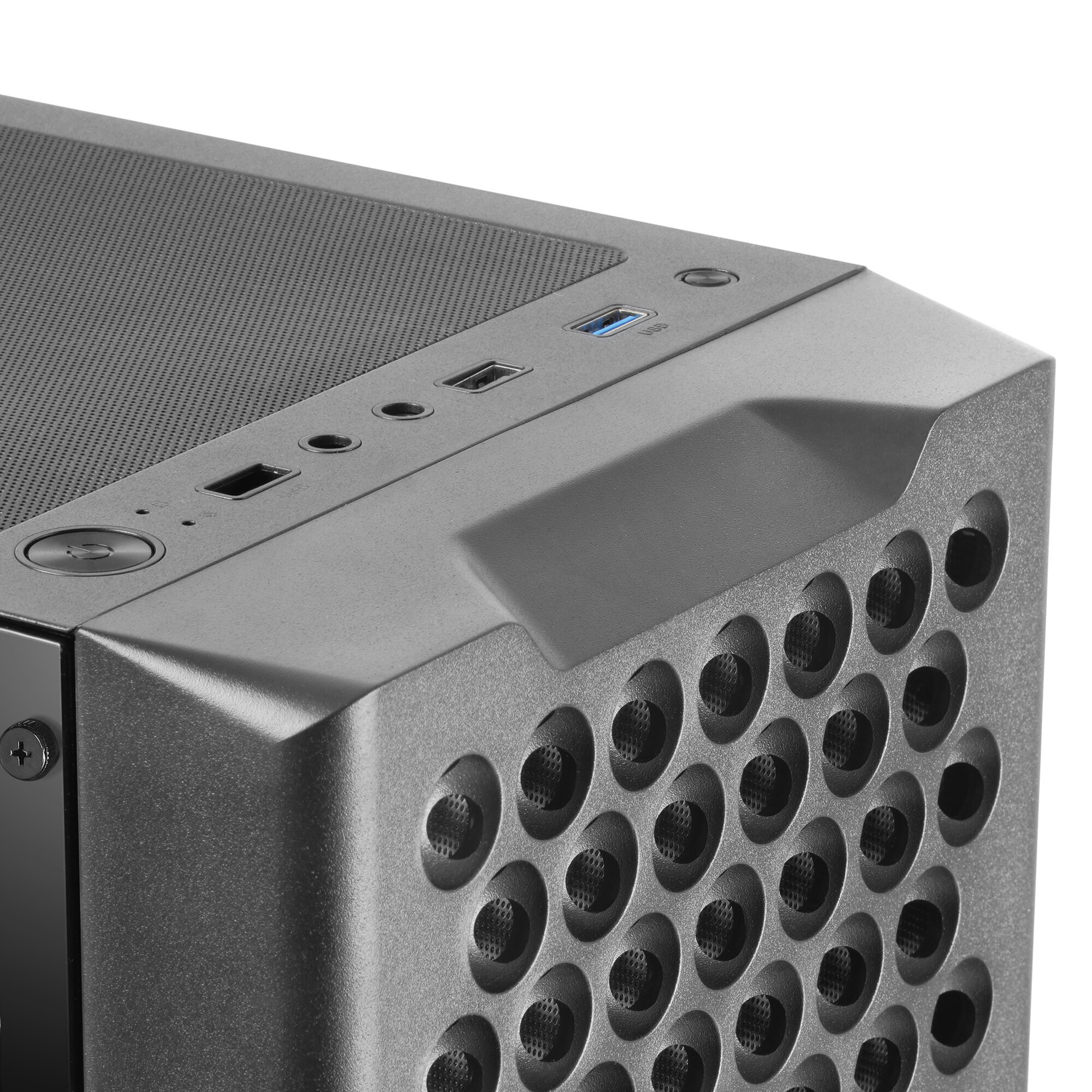 Close-up van een computerkast hoek, zwart, met ventilatiegaten, USB-poorten en een aan/uit-knop.