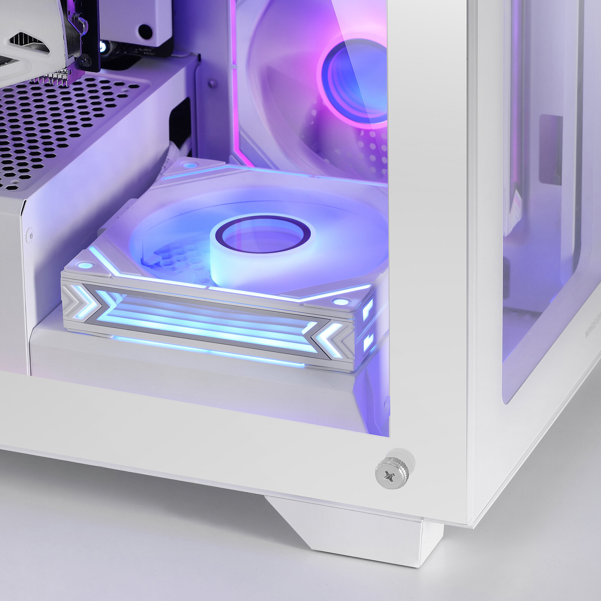 Interno del case del PC bianco con ventole illuminate, componenti visibili e luci a led.
