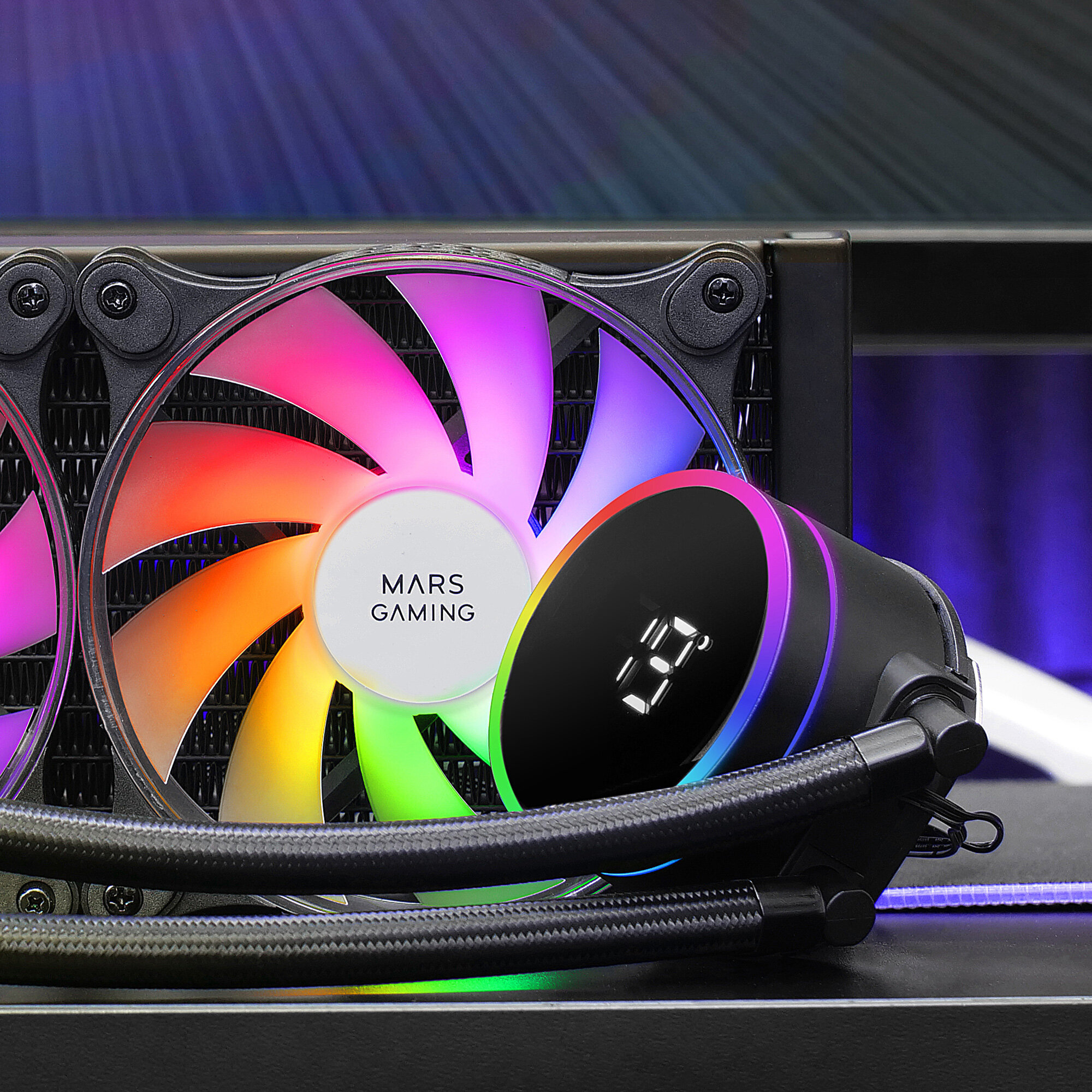 Wentylator komputerowy z kolorowymi światłami LED. Wentylator ma logo Mars Gaming.