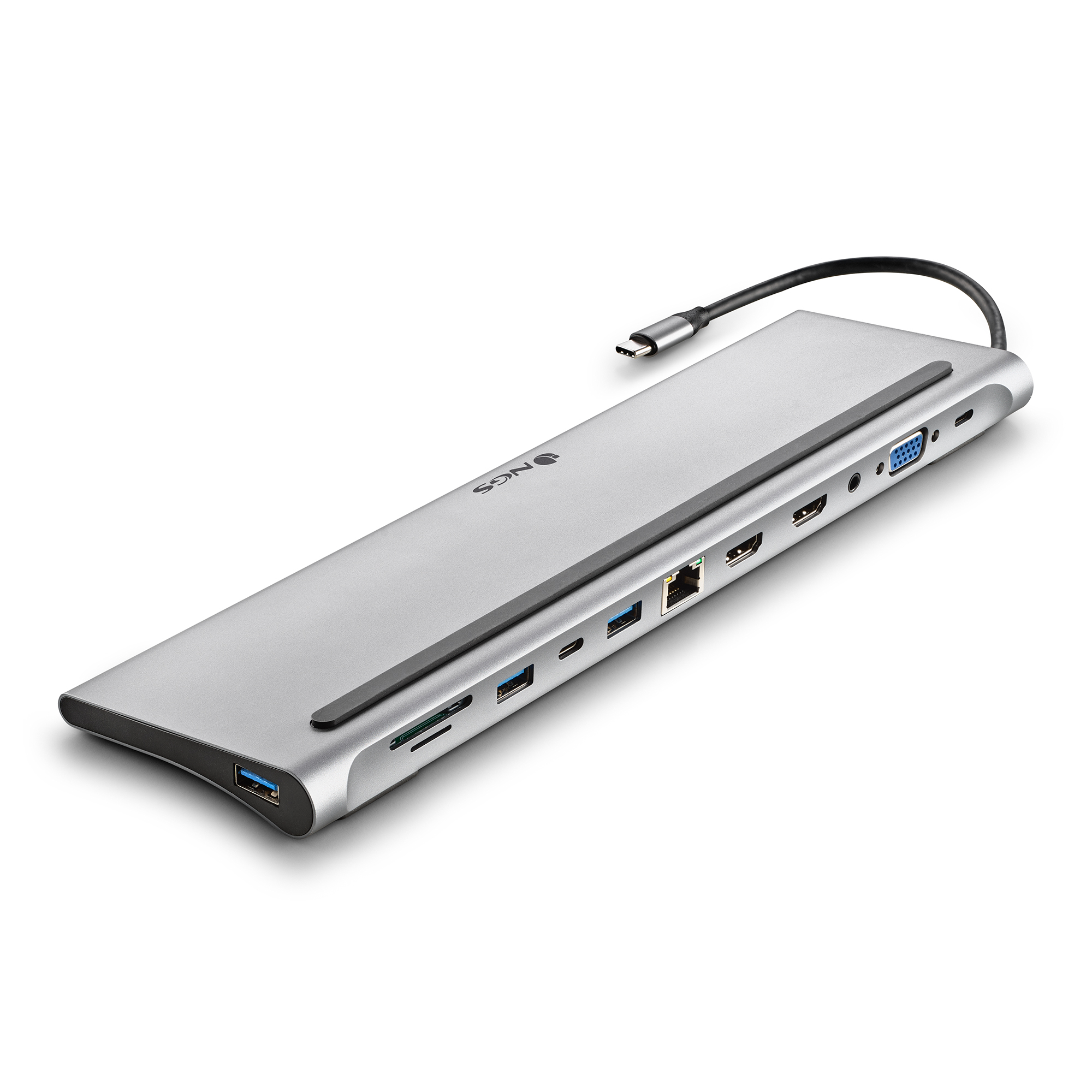 Silberner USB-C-Hub mit mehreren Anschlüssen, darunter USB, HDMI und Ethernet, auf weißem Hintergrund.