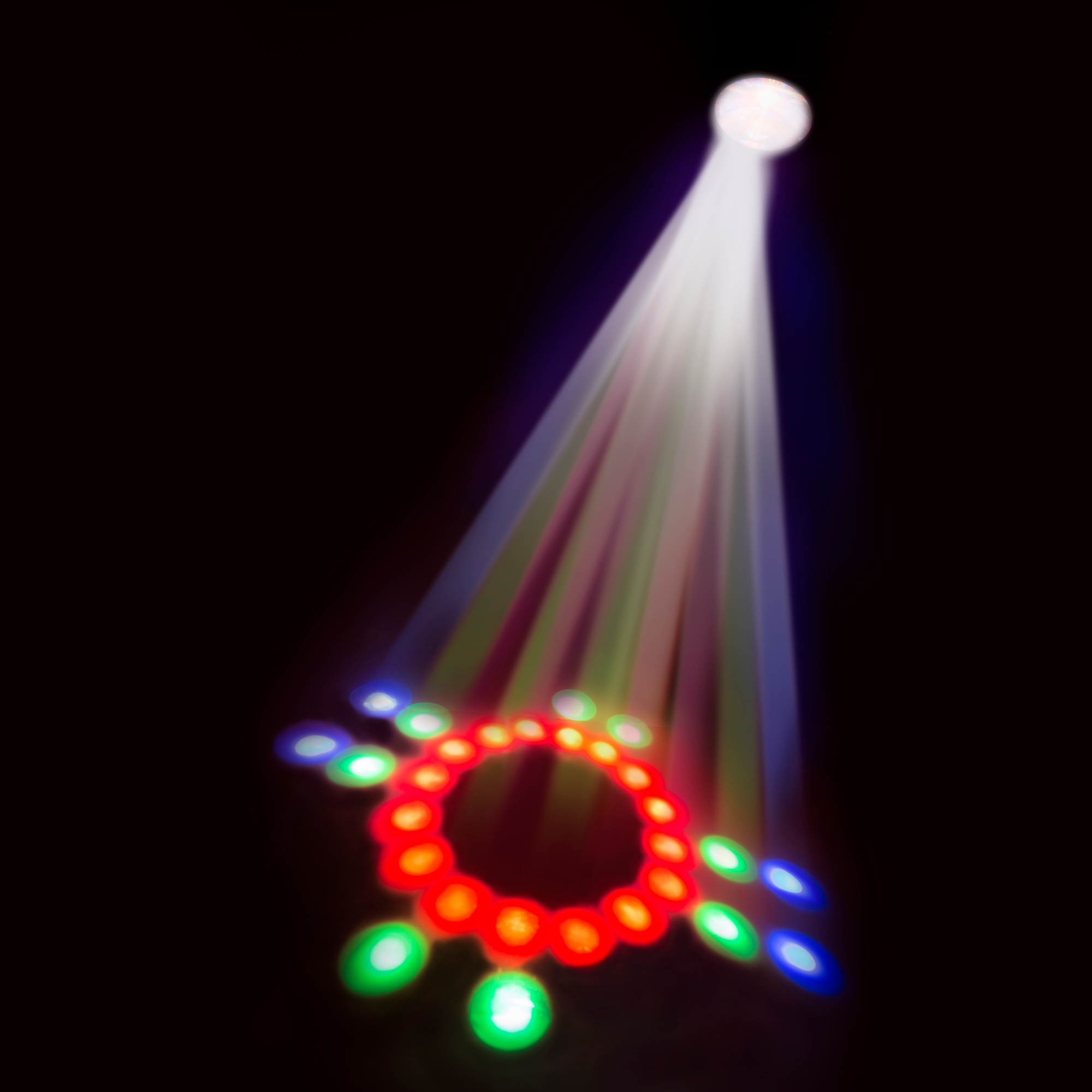 Podiumlicht met kleurrijke stralen. Rode, groene en blauwe lichten, met een spotlicht erboven.