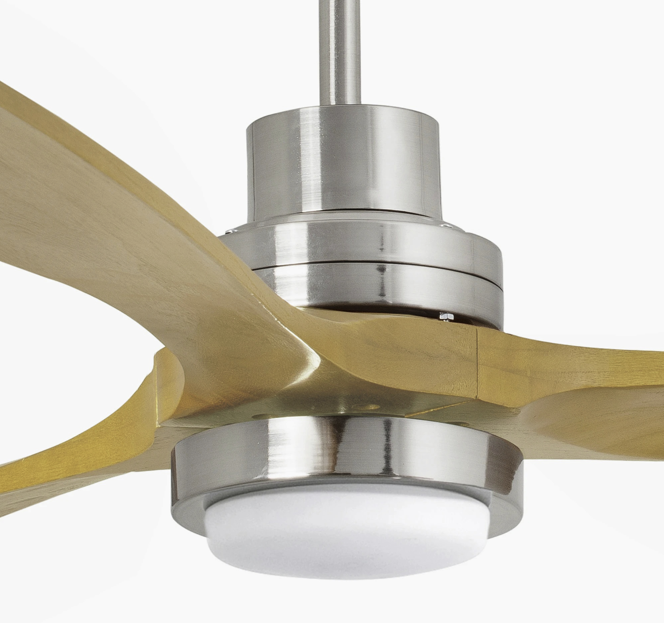 Ventilatore a soffitto con pale in legno e motore argentato, sfondo bianco.