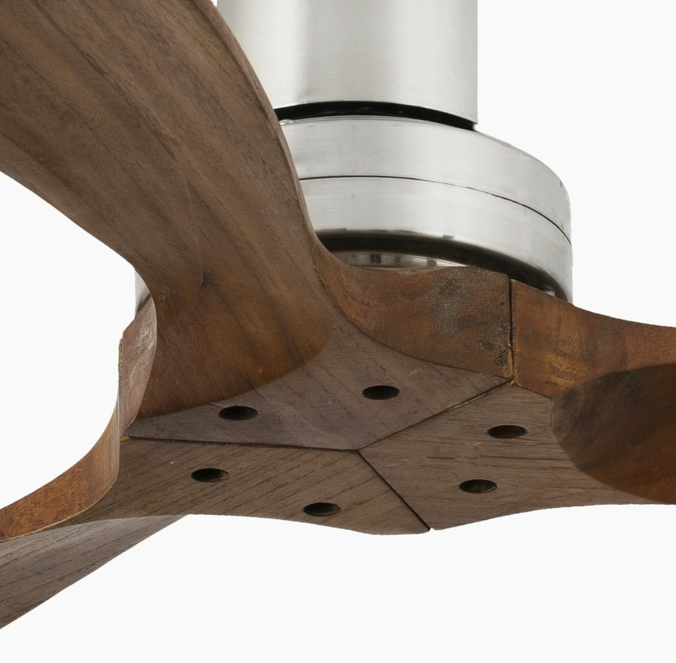 Eine Nahaufnahme eines Deckenventilators aus Holz mit braunen Flügeln.