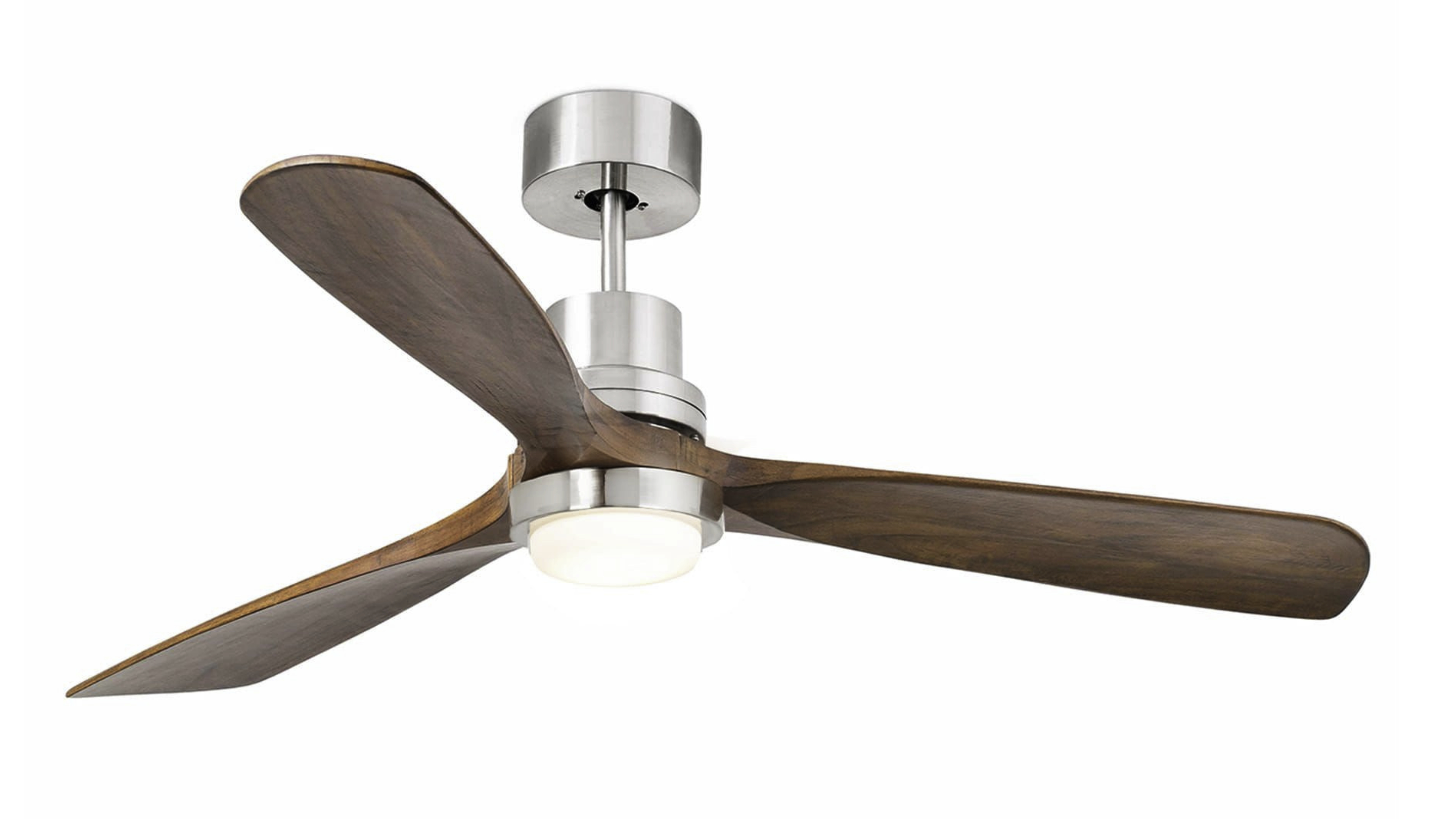 Ventilatore a soffitto con tre pale in legno. Alloggiamento motore argentato. Sfondo bianco. Luce al centro.