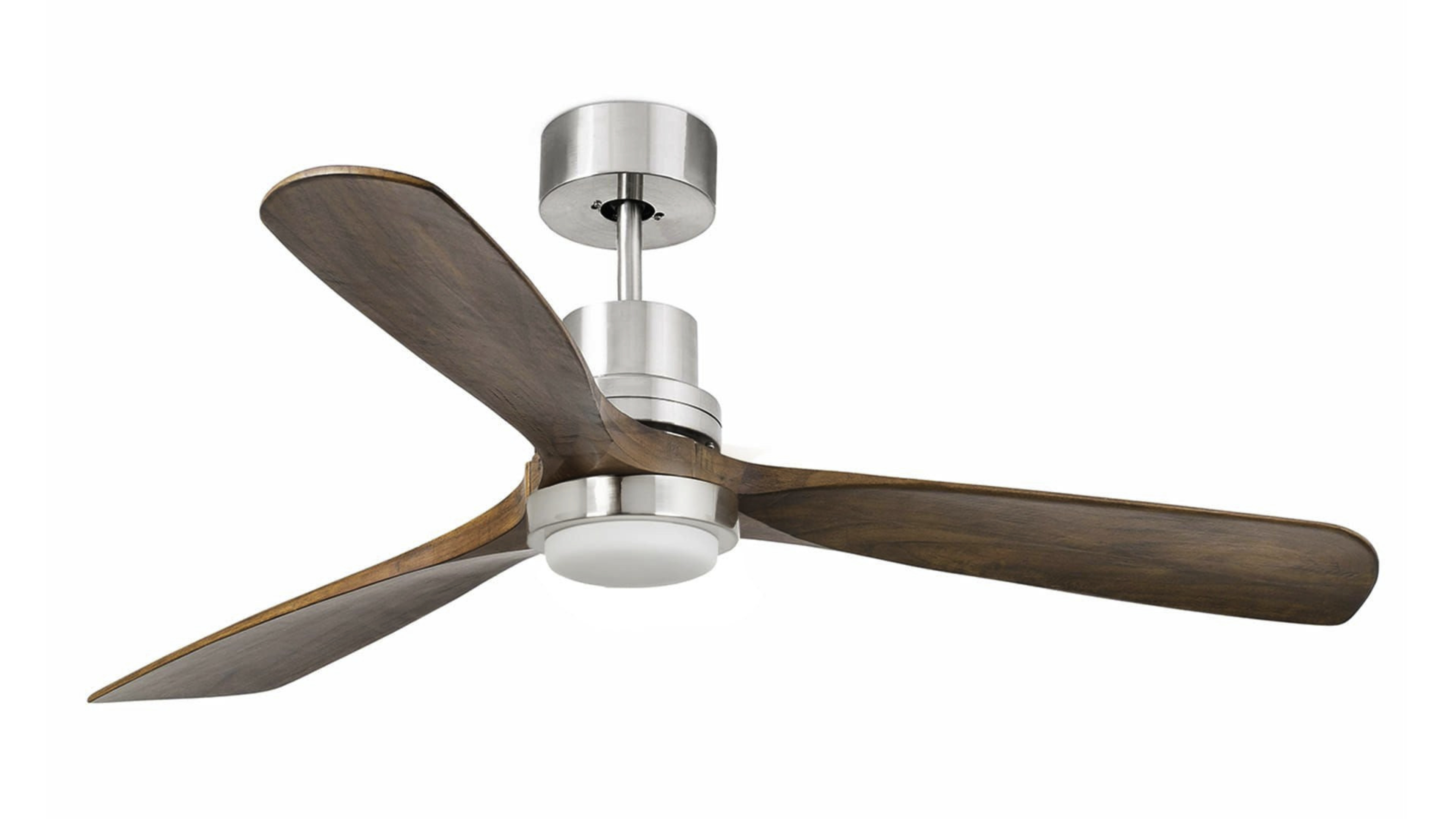 Un ventilatore da soffitto con tre pale in legno e un alloggiamento motore argentato.