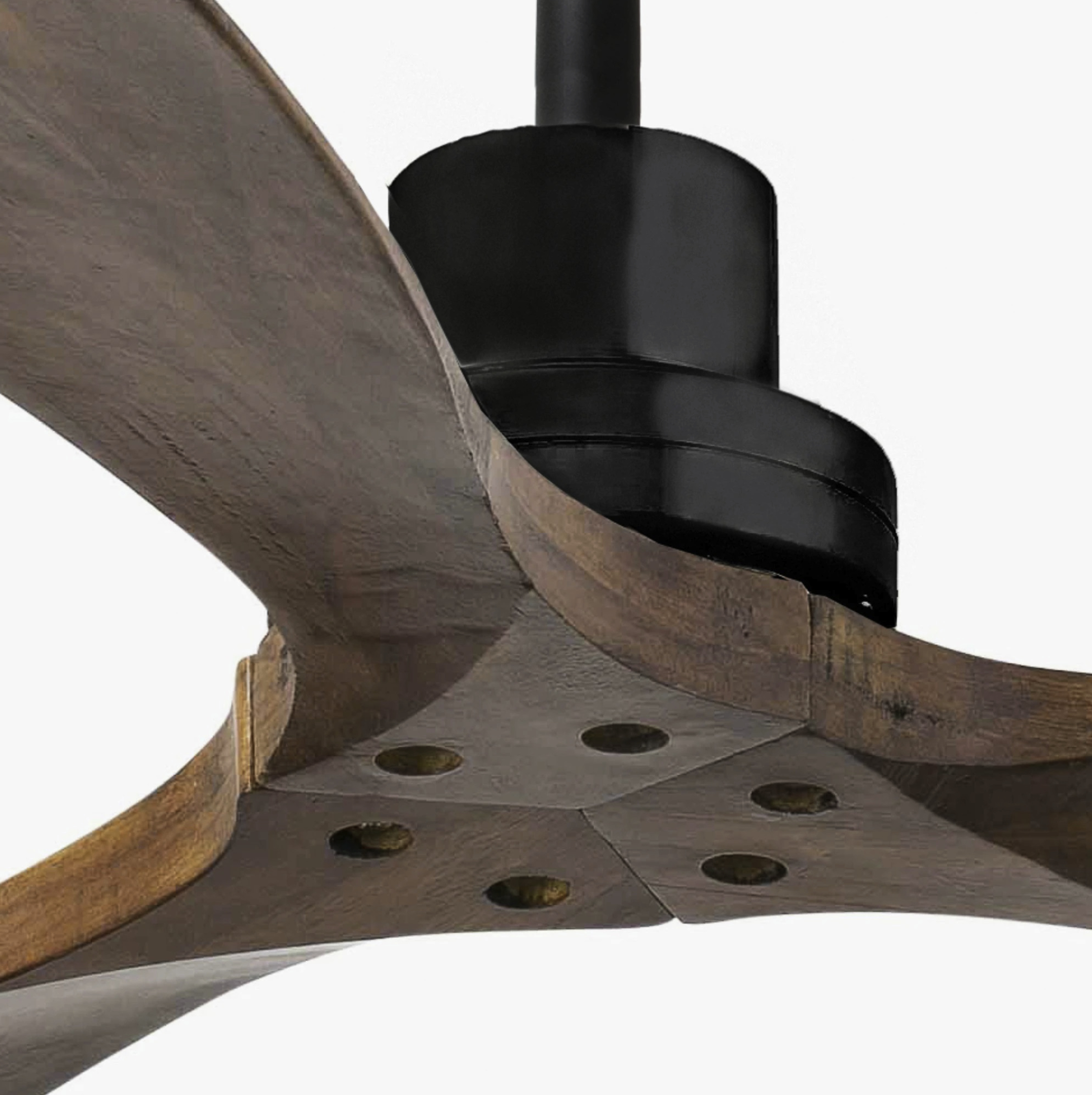Primo piano del ventilatore a soffitto, pale in legno, alloggiamento motore nero, isolato su sfondo bianco, mostra venature uniche.