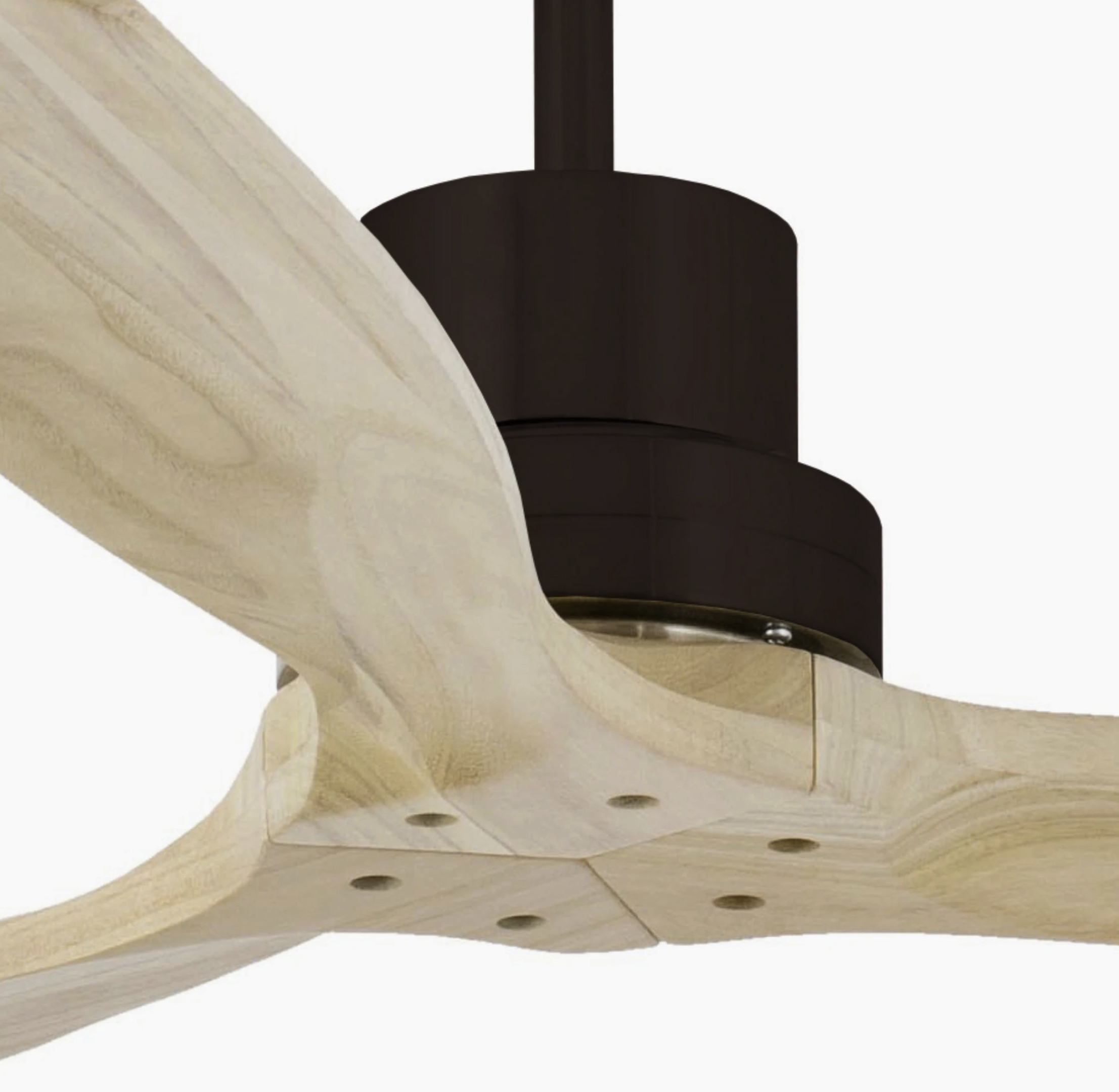 Deckenventilator mit Holzflügeln und braunem Motor. Die Flügel haben ein gebogenes Design.