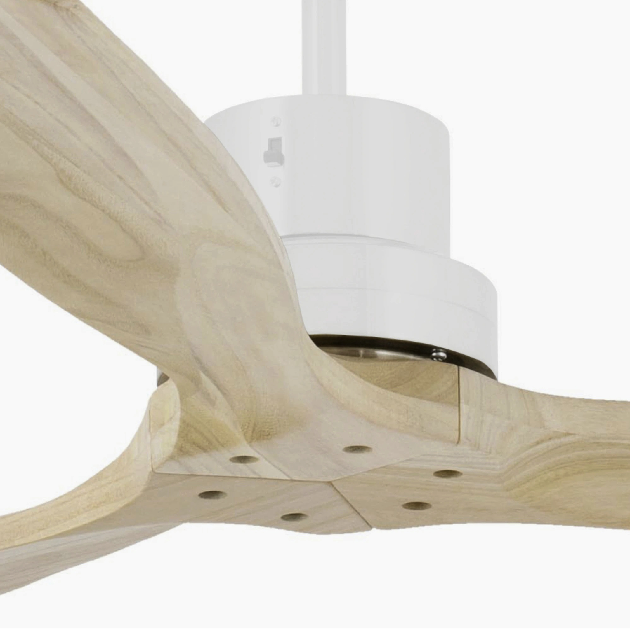 Nahaufnahme eines Deckenventilators mit hellen Holzflügeln und weißem Motorgehäuse, vor weißem Hintergrund.