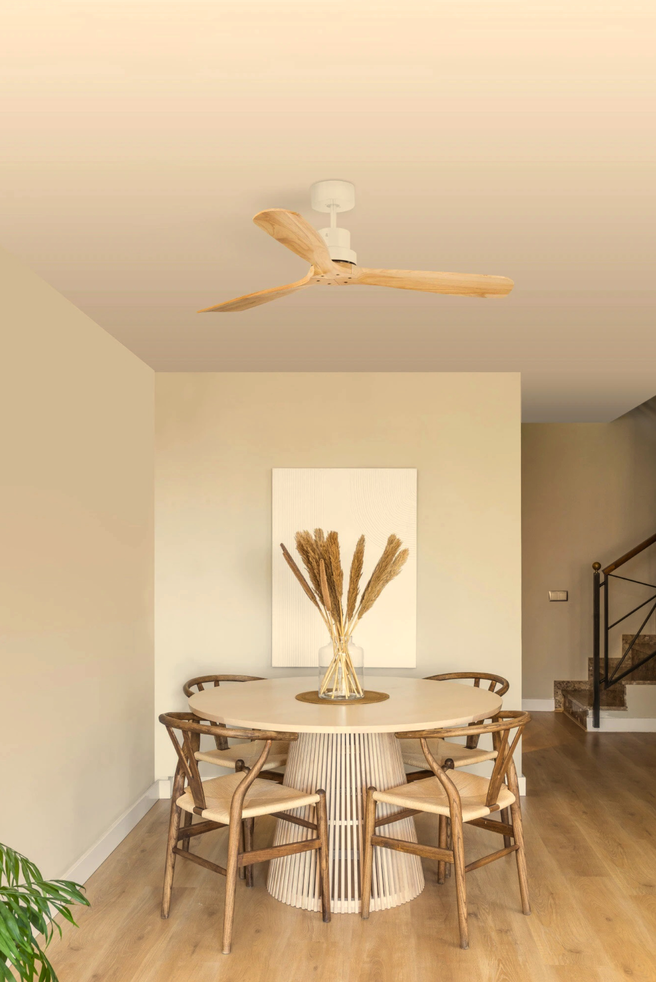 Esszimmer mit Deckenventilator. Weißer Deckenventilator mit Holzblättern. Tisch mit Stühlen und einer Pflanze.