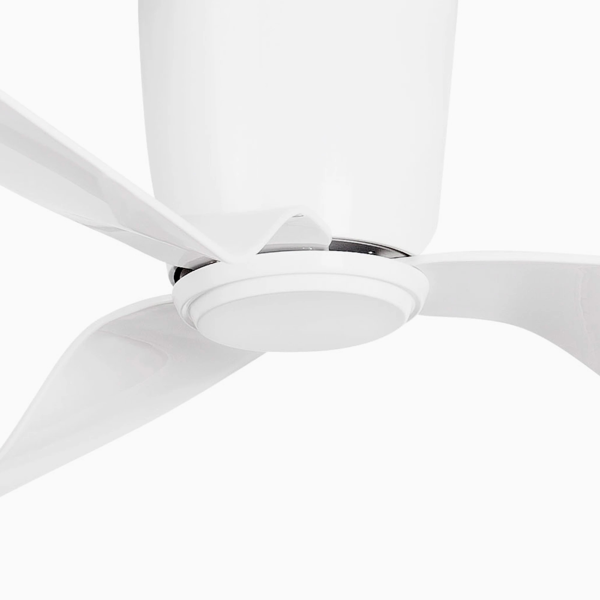 Ventilatore da soffitto bianco con quattro pale. Le pale sono bianche.