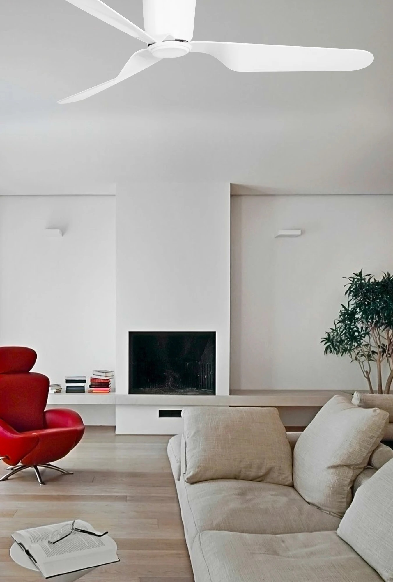 Un moderno soggiorno con pareti bianche, una sedia rossa e un ventilatore a soffitto.