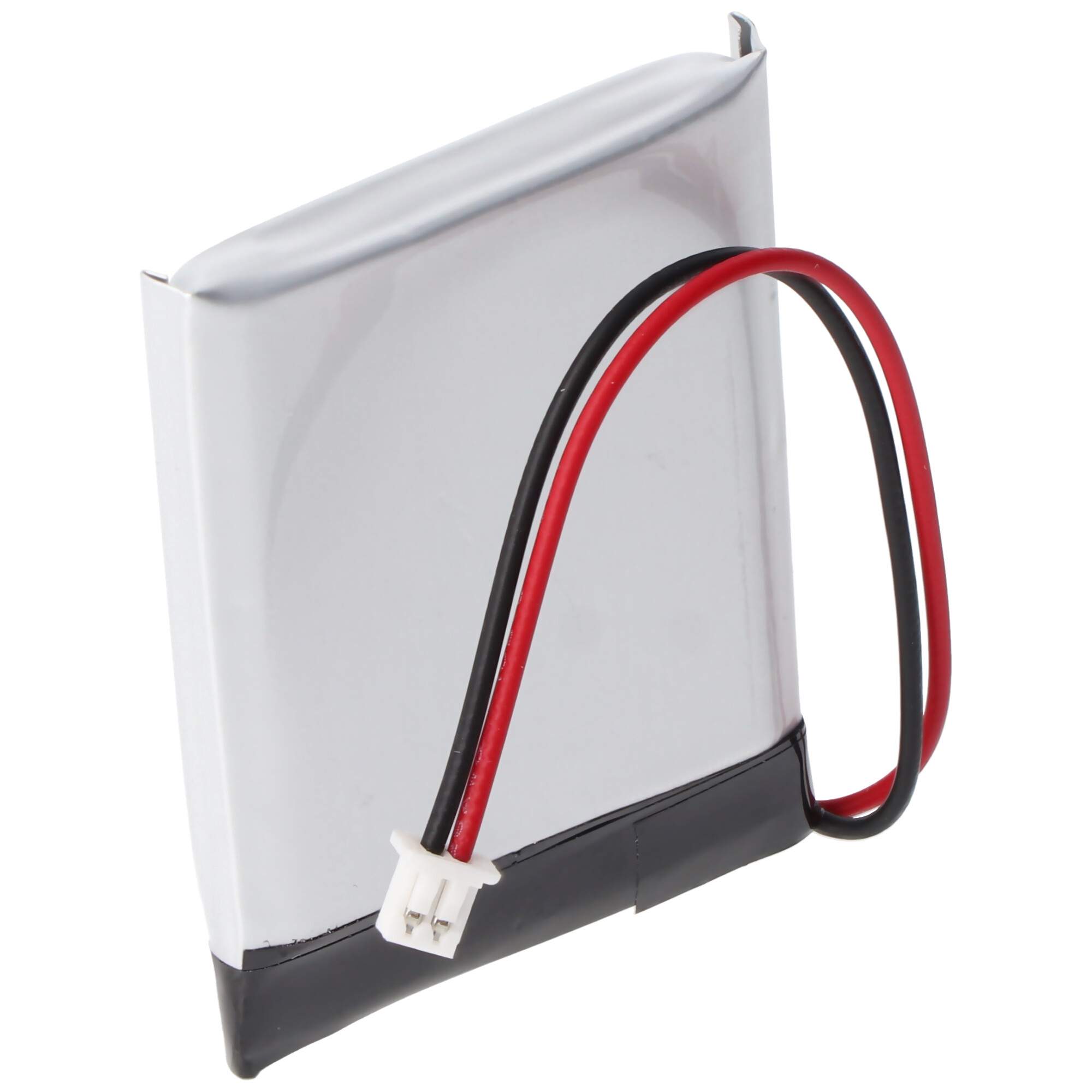 Weißer Akku mit roten und schwarzen Drähten und einem weißen Stecker. Weißer Hintergrund.