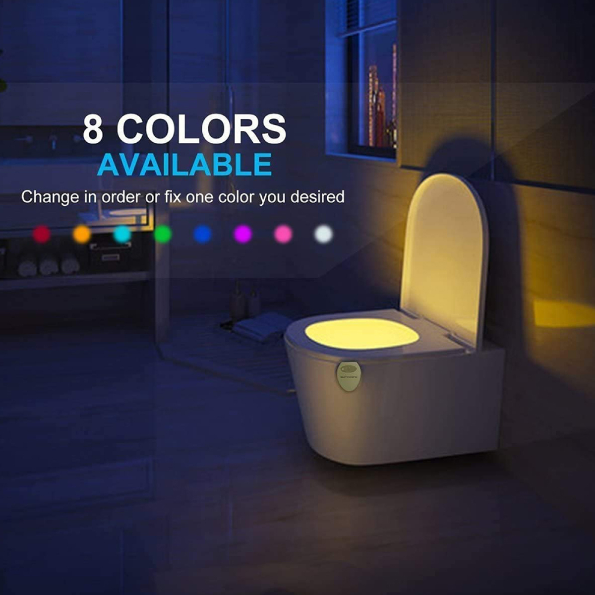 Beleuchtete Toilette in einem dunklen Badezimmer. 8 Farben verfügbar. Das Licht ist gelb. Der Toilettensitz ist hochgeklappt.