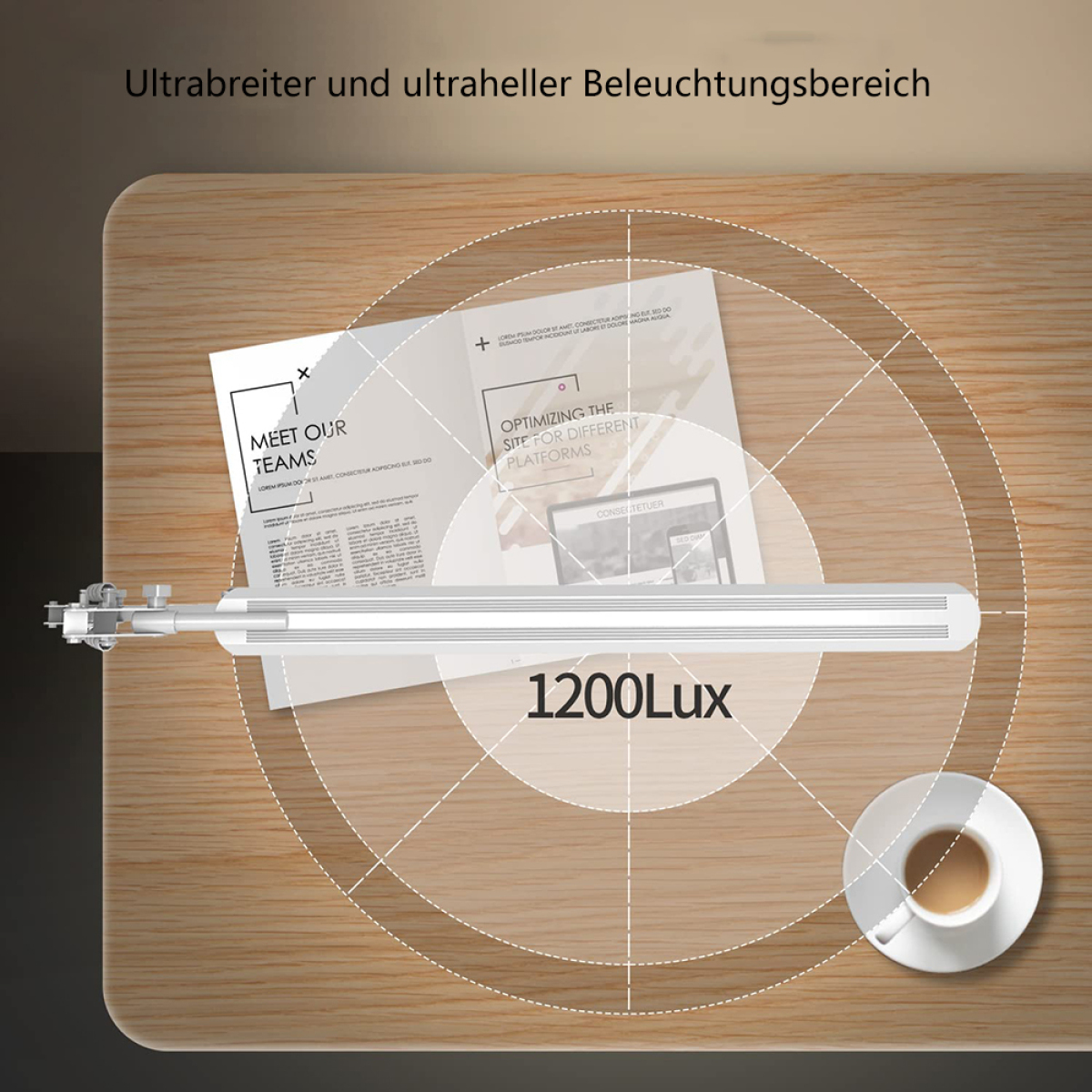 Eine Lampe mit Licht und eine Tasse Kaffee auf einem Holztisch. Dokumente sind ebenfalls vorhanden.