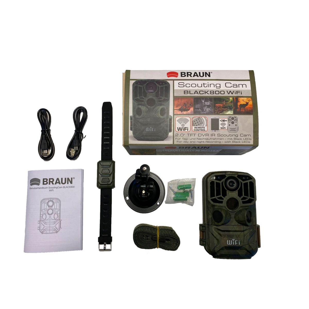Scouting-Cam-Kit mit Kamera, Kabeln, Gurt und Zubehör auf weißer Oberfläche.