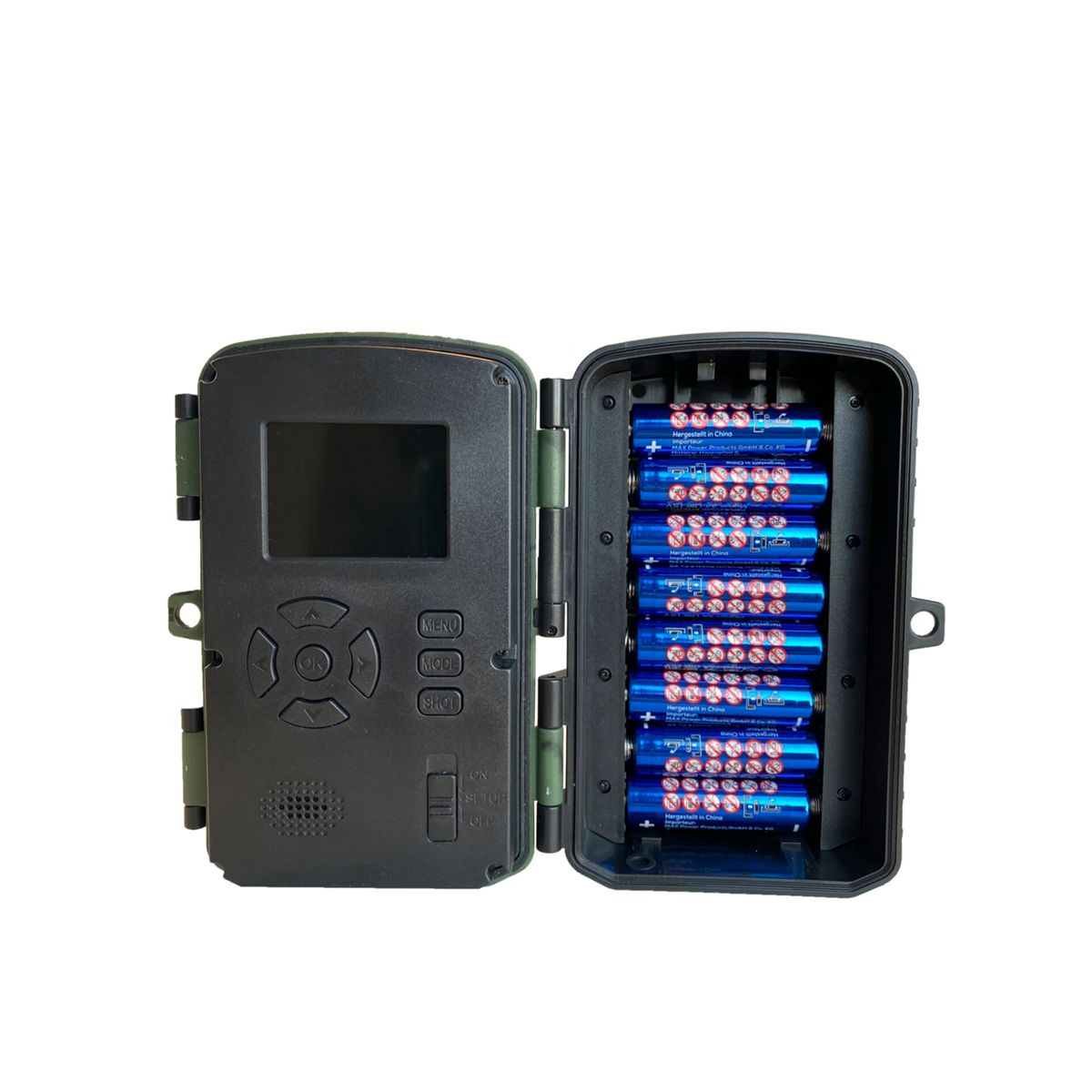 Eine offene schwarze Wildkamera mit Bildschirm und Knöpfen. Sie enthält acht blaue AA-Batterien im Fach.