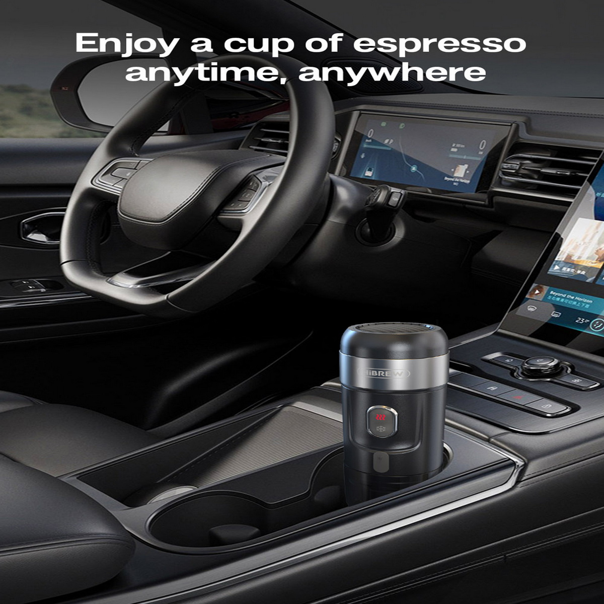 Czarny i srebrny ekspres do espresso w konsoli samochodu. Kierownica i deska rozdzielcza w tle.