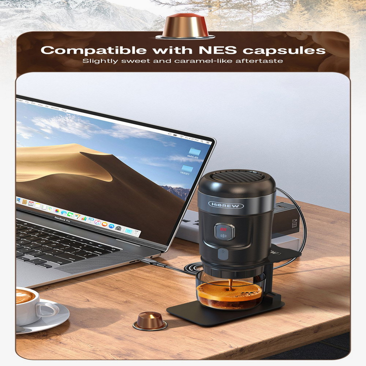 Ekspres do kawy z filiżanką kawy i laptopem na drewnianym biurku z górskim krajobrazem.