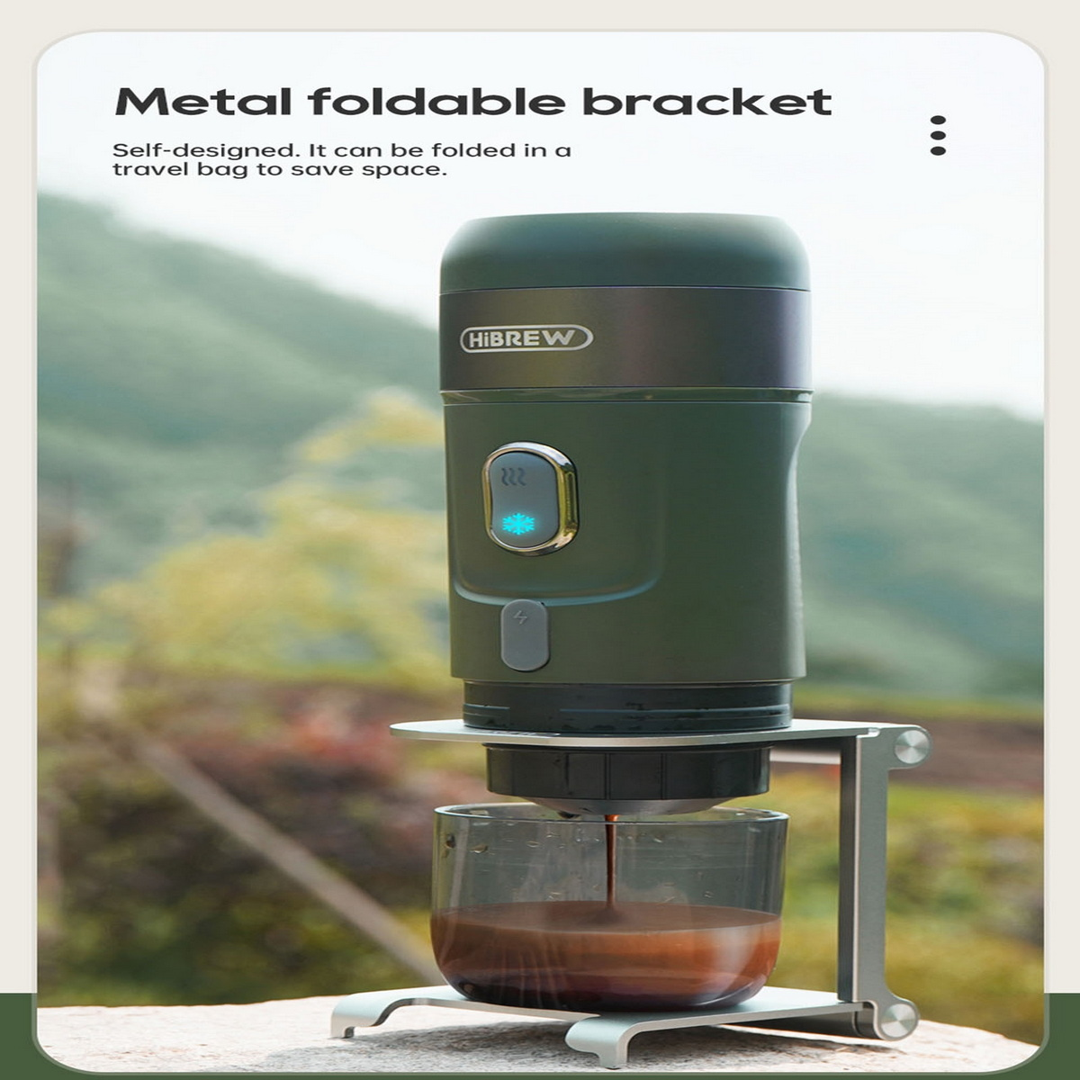 Przenośny ekspres do kawy parzący kawę do szklanki. Stoi na składanym metalowym stojaku.