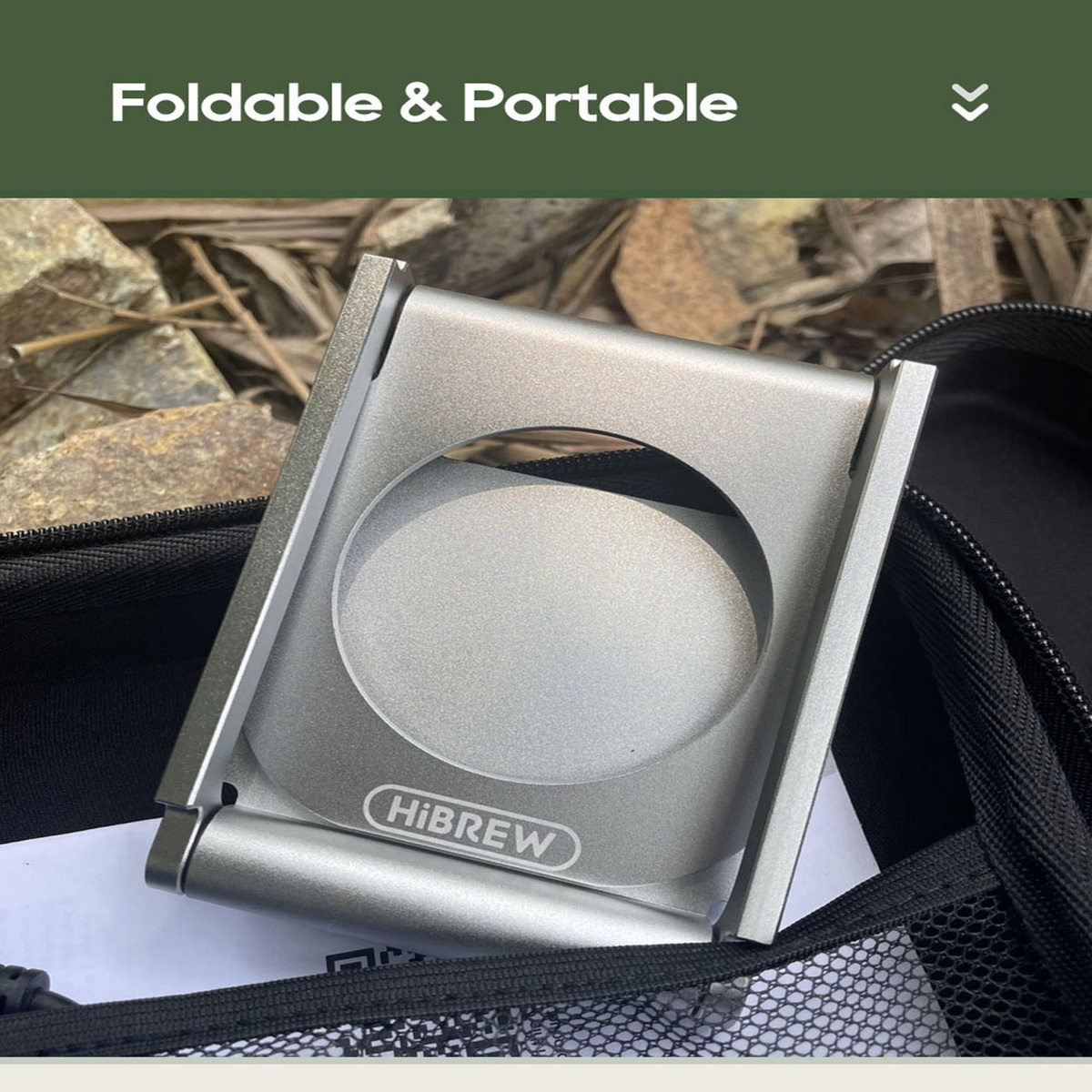 Składany srebrny stojak na telefon z logo HiBREW, pokazany w pozycji otwartej.