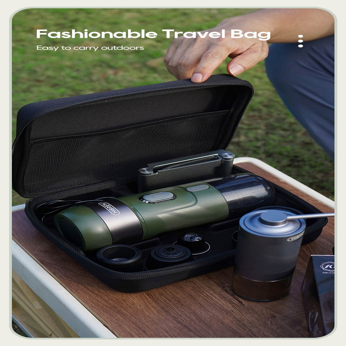 Czarna torba podróżna z akcesoriami do parzenia kawy w środku, na drewnianym stole.