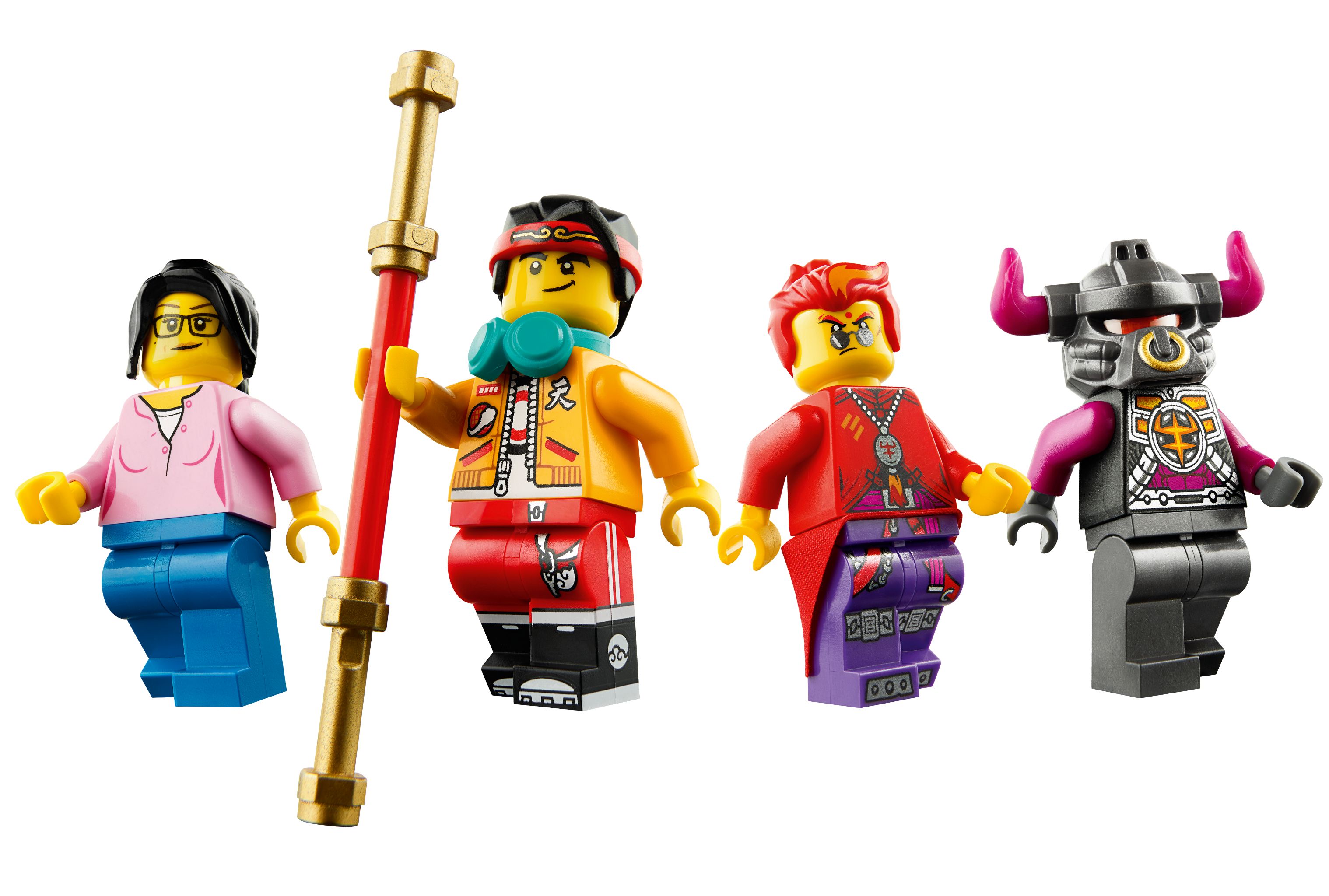 Quattro minifigure Lego, due donne e due uomini. Uno tiene un bastone.