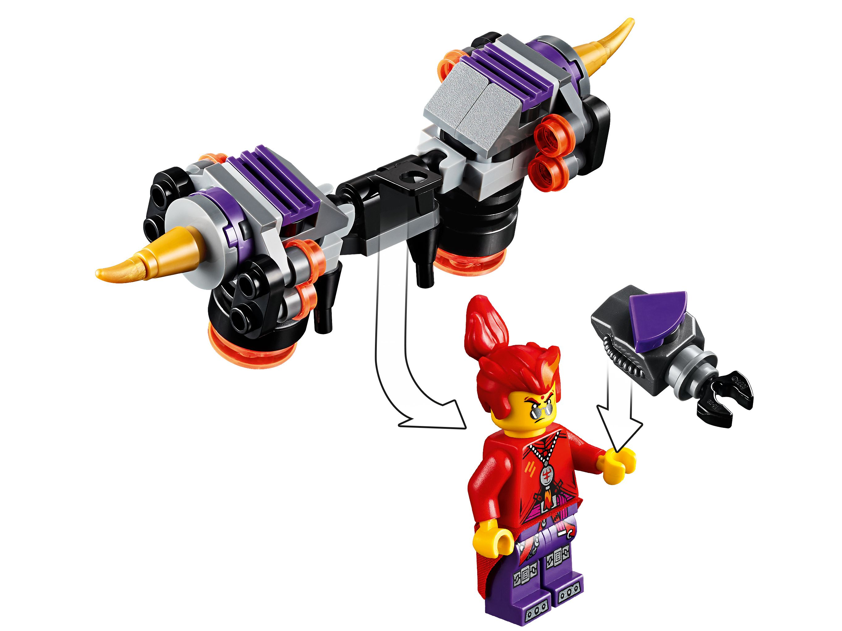 Una figura LEGO con giacca rossa, pantaloni viola e una piccola arma. Viene mostrato un veicolo grigio con dettagli arancioni.