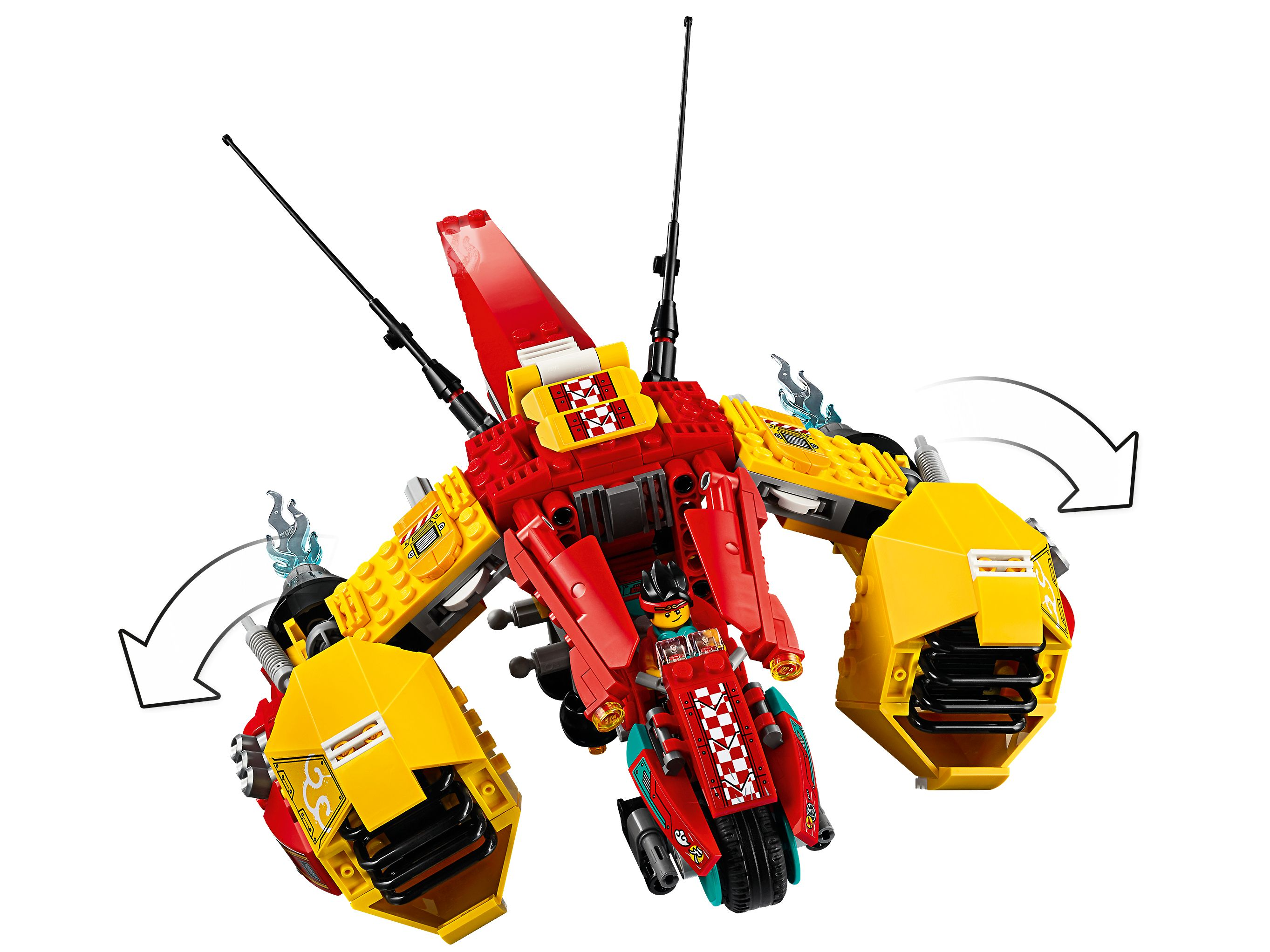 Un veicolo LEGO rosso e giallo con una minifigure che guida una moto. Le frecce mostrano le parti rotanti.