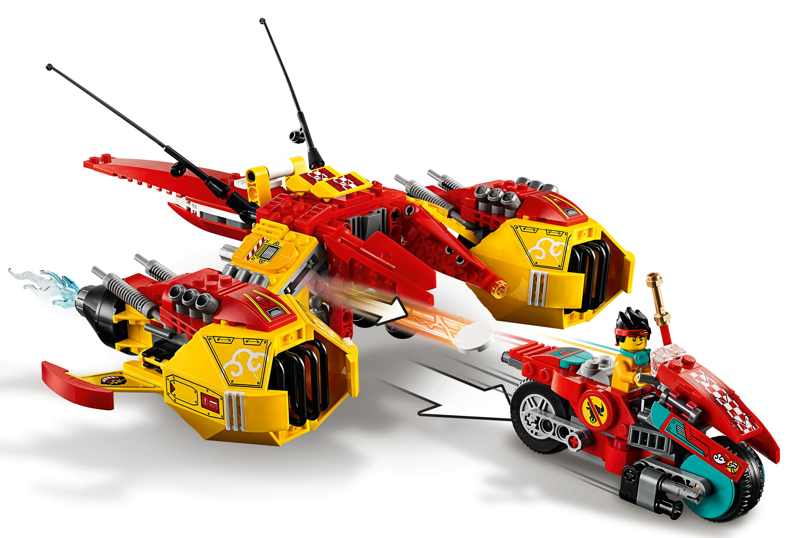 Set Lego di un veicolo rosso e giallo con una moto e una minifigure. Sfondo bianco.