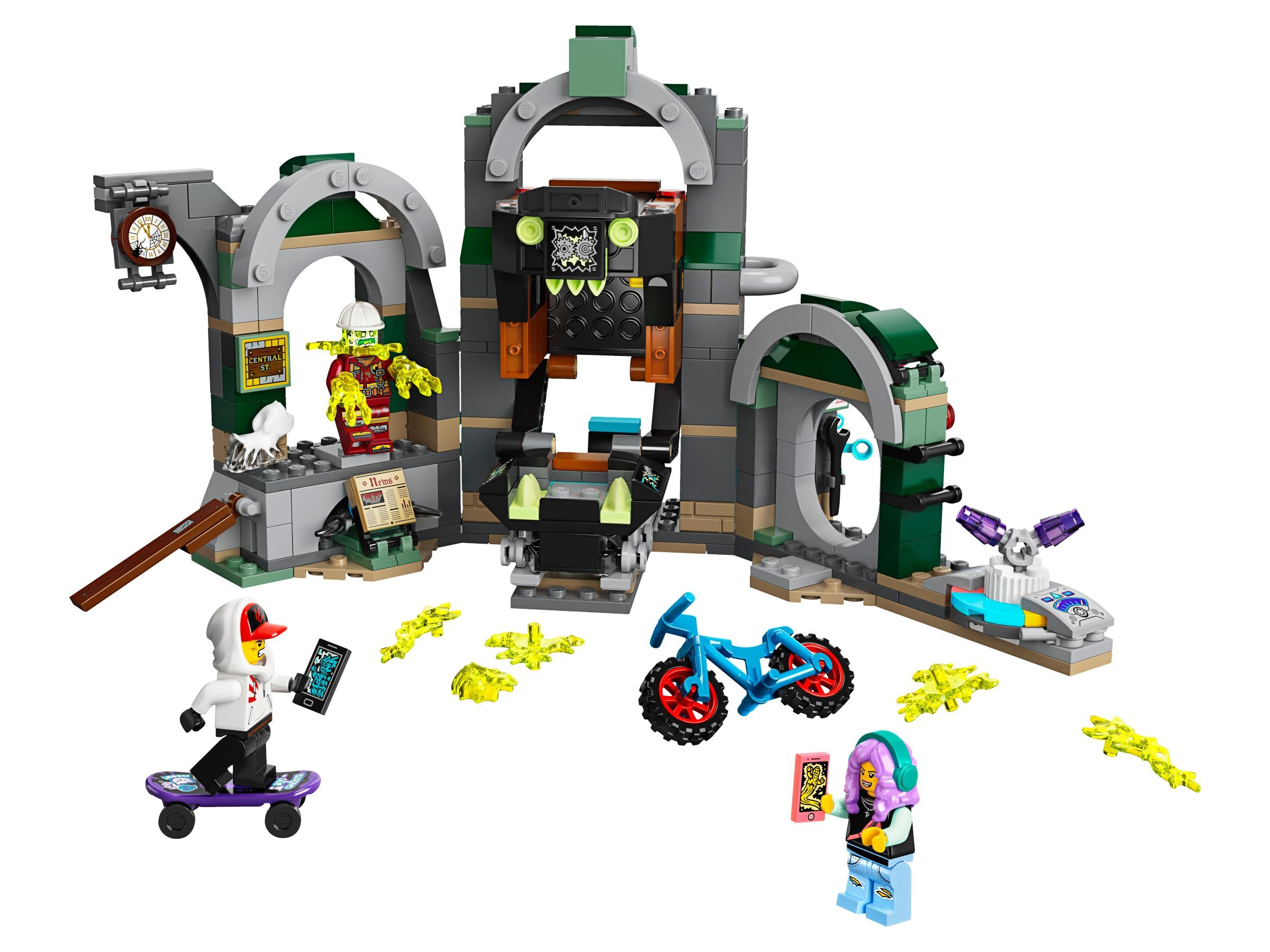 Zestaw Lego z motywem nawiedzonego domu. Znajdują się tu figurki i konstrukcje Lego, w tym deskorolkarz i rower.