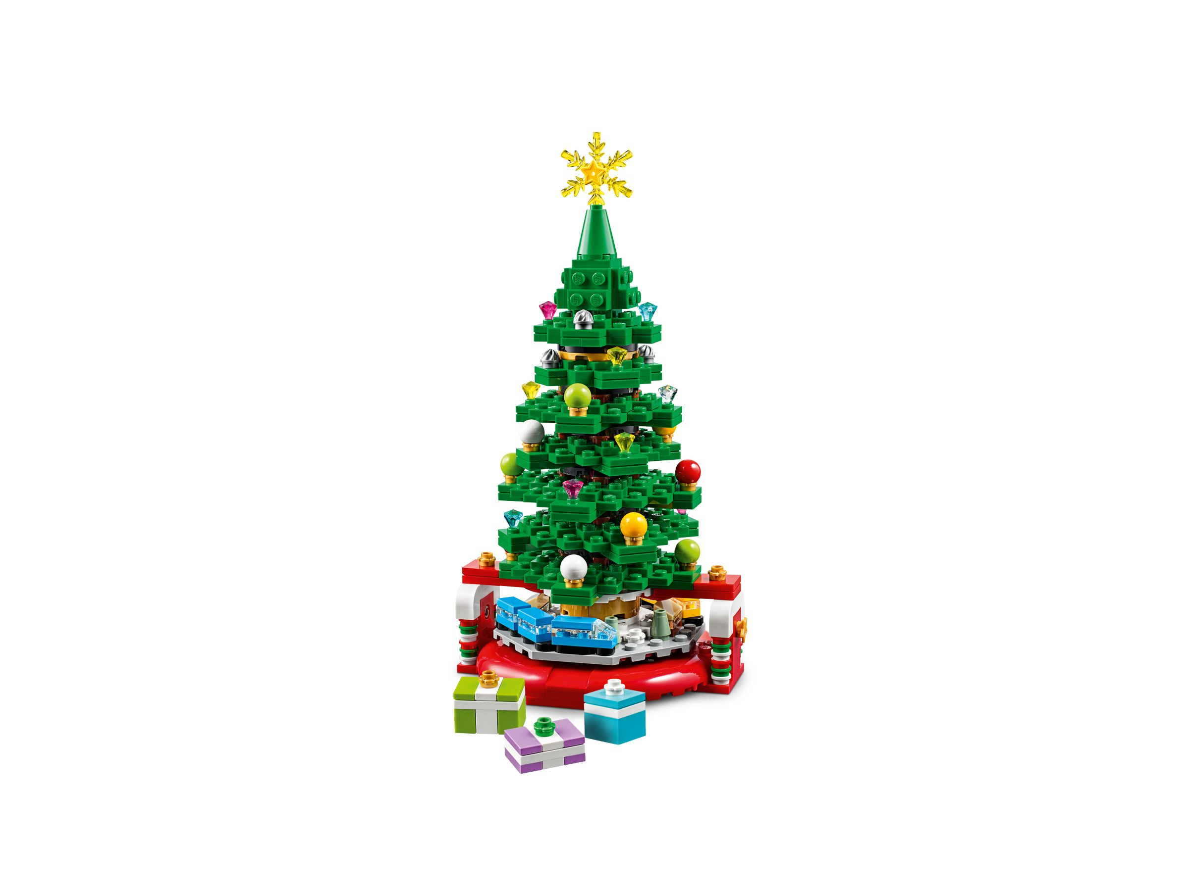 LEGO Weihnachtsbaum mit Geschenken drumherum. Grüner Baum mit Lichtern und Dekorationen.