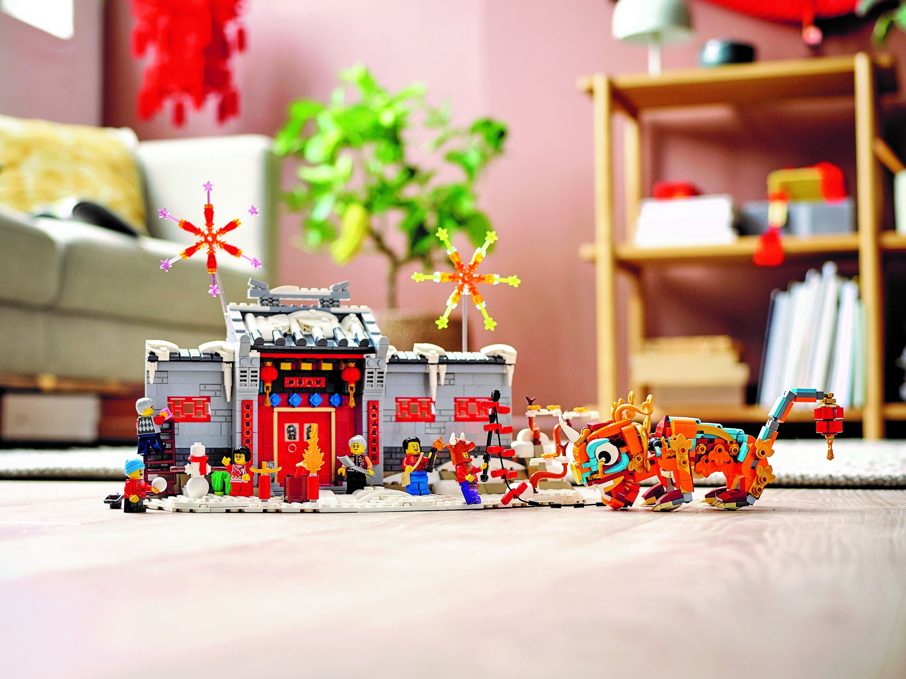 Tahta zeminde bir kapı, figürler ve bir kaplan ile Lego seti.